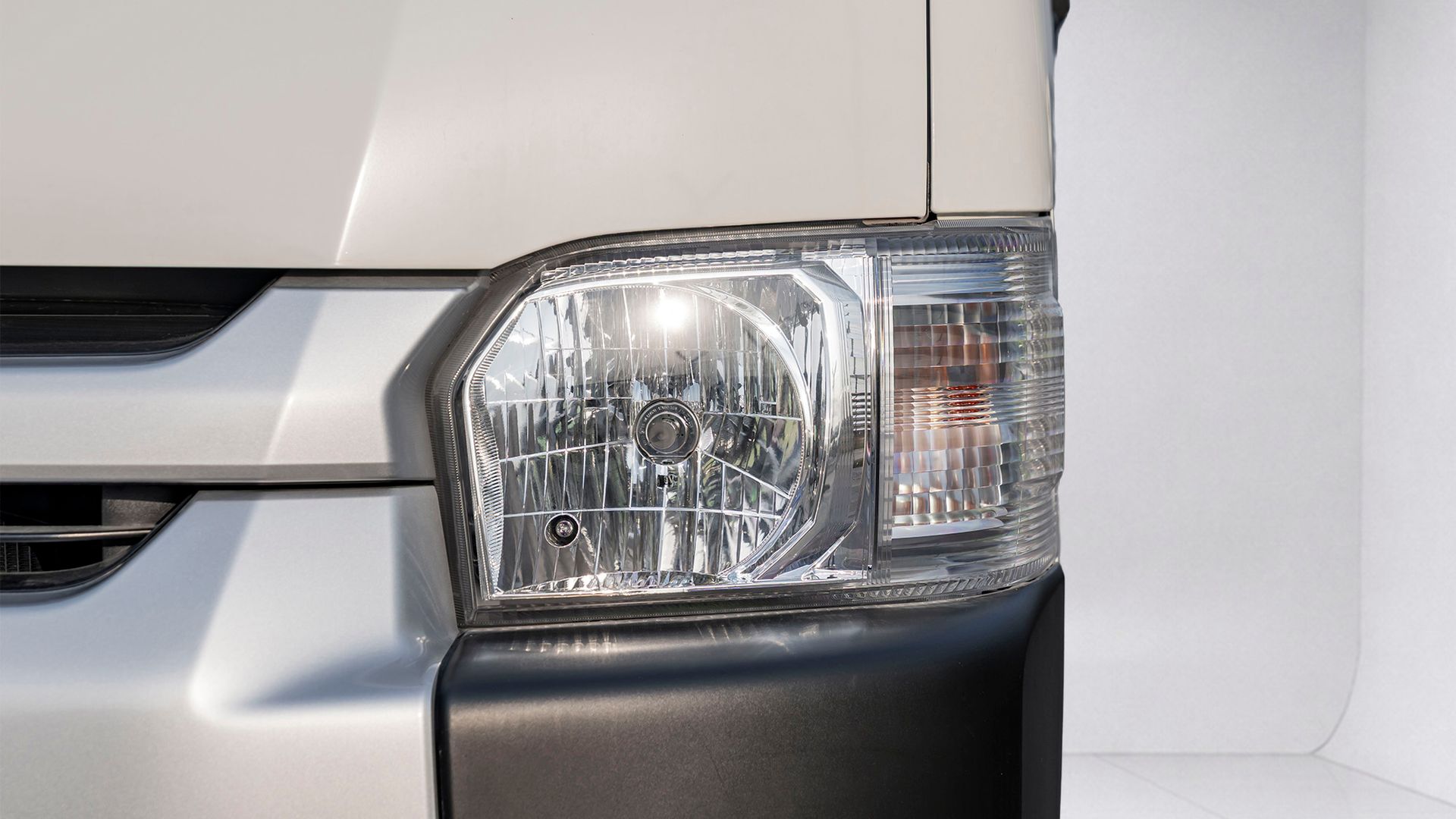 2026 Toyota Hiace photo 3