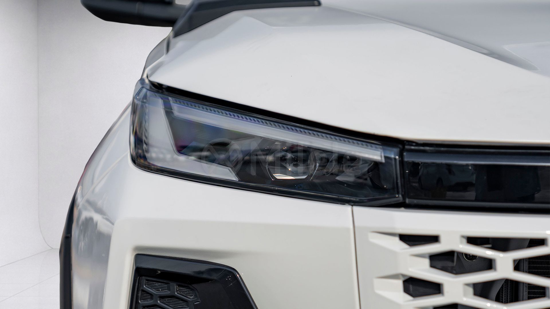 2025 Toyota Hilux photo 2