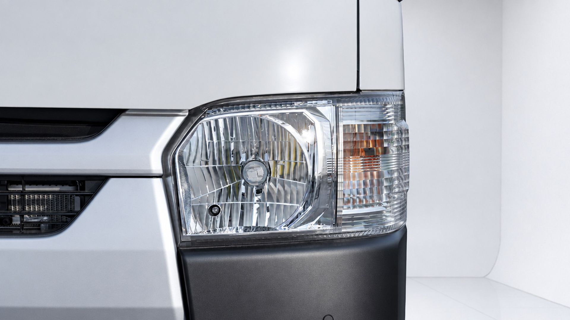 2026 Toyota Hiace photo 3