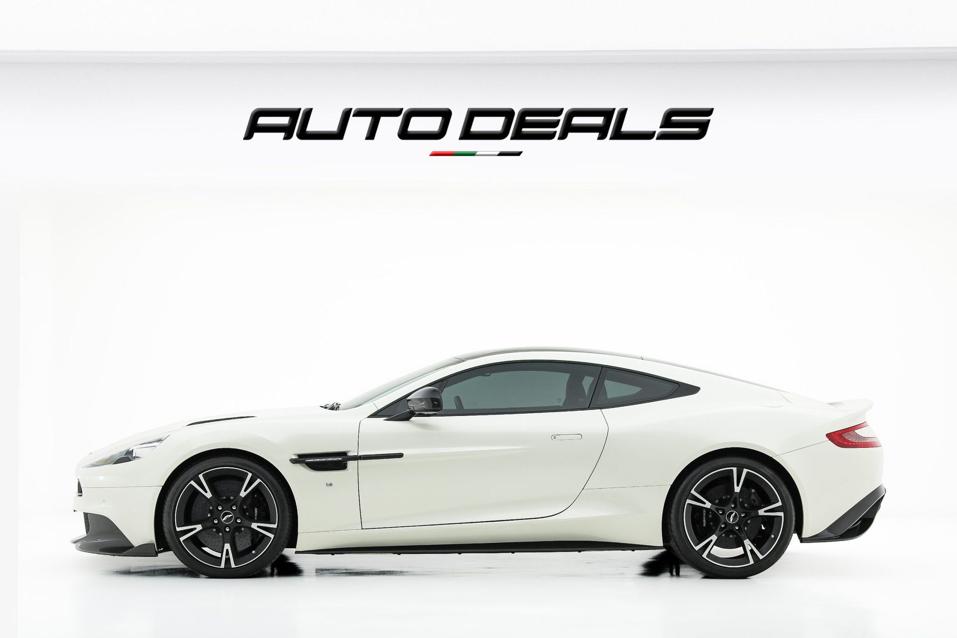 2018 Aston Martin Vanquish S photo 2
