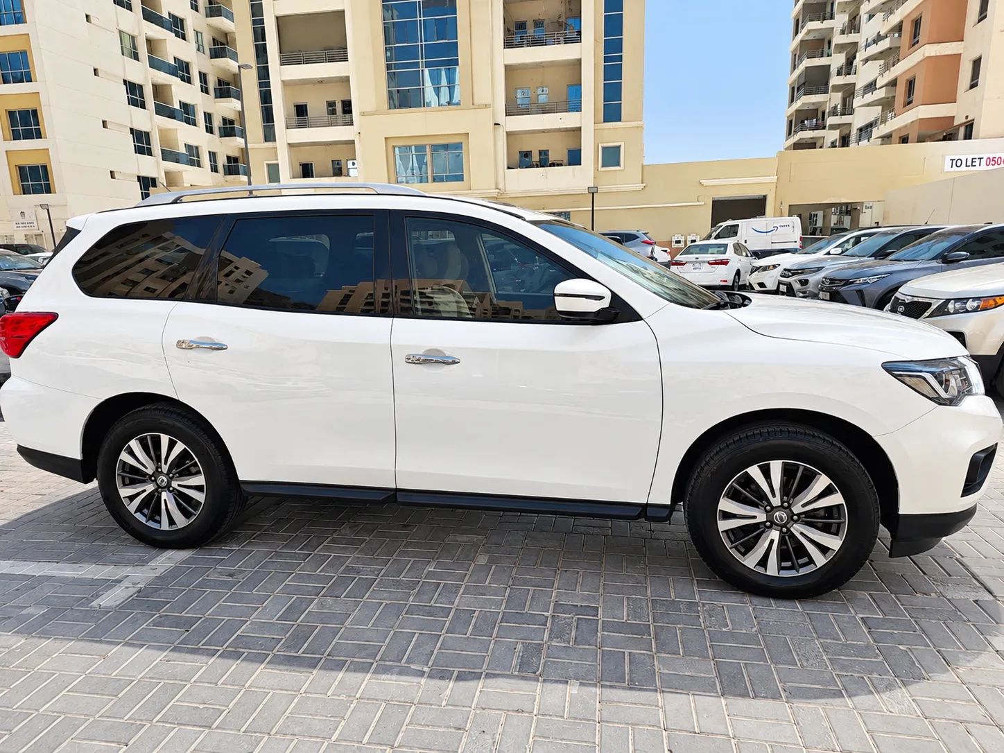 2018 Nissan Pathfinder photo 2