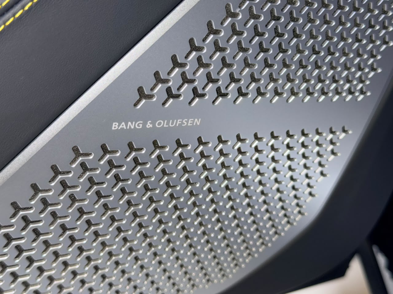 2023 Lamborghini Urus photo 2