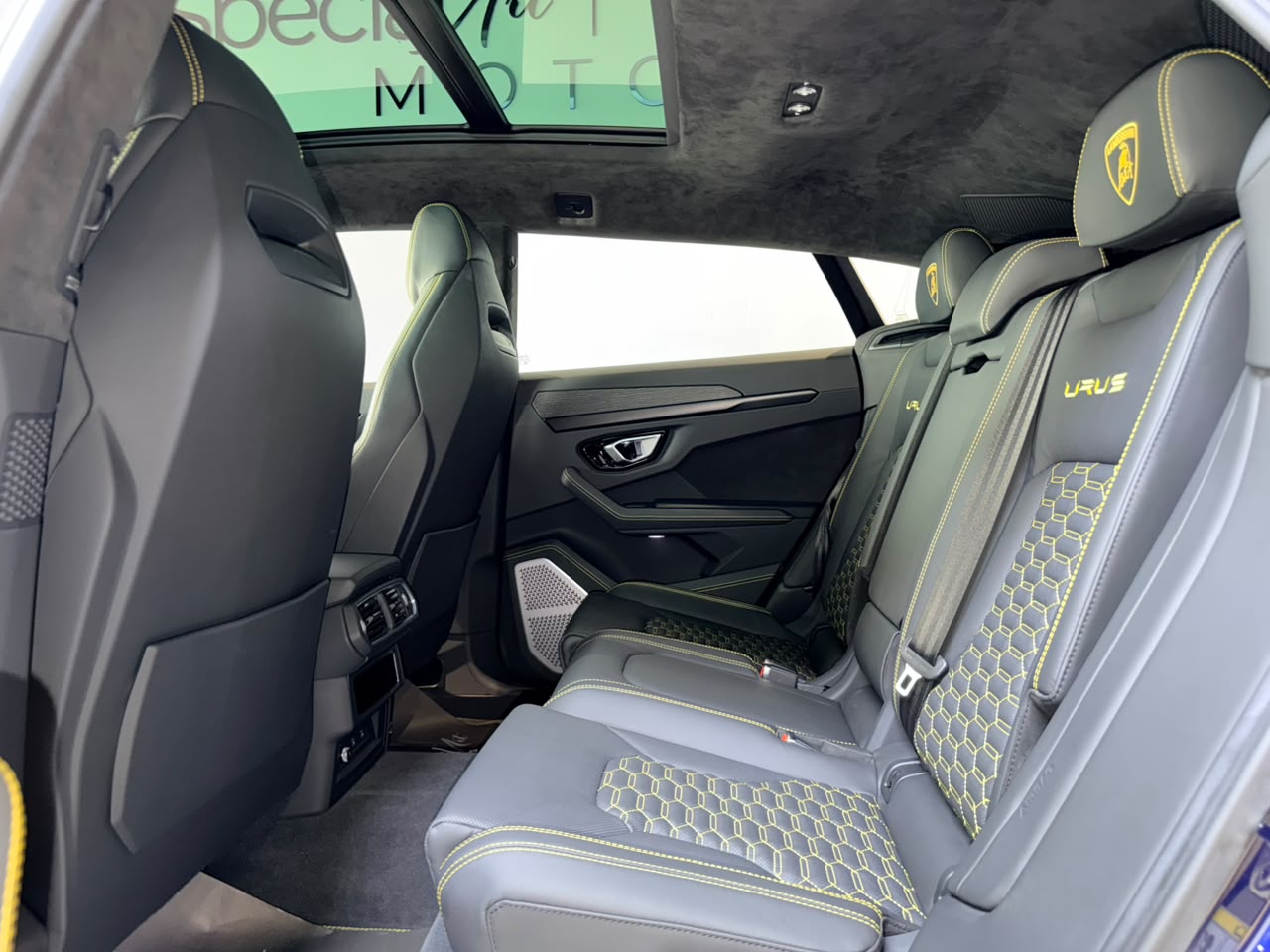 2023 Lamborghini Urus photo 3