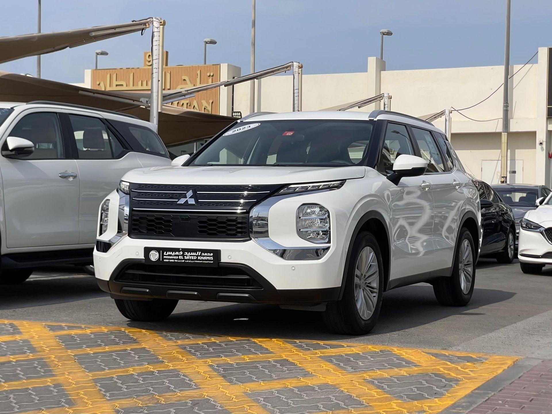 2022 Mitsubishi Outlander photo 3