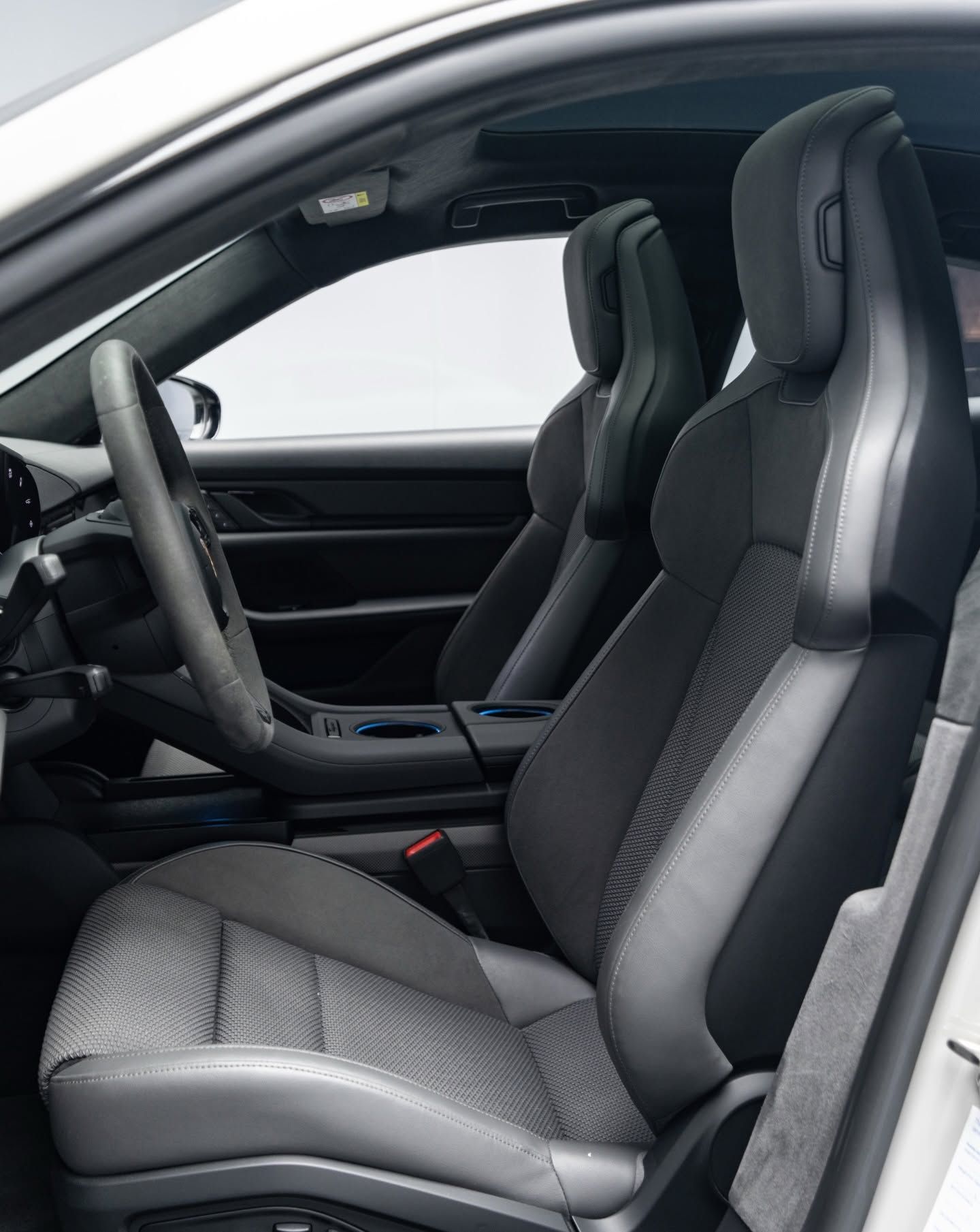 2024 Porsche Taycan photo 3