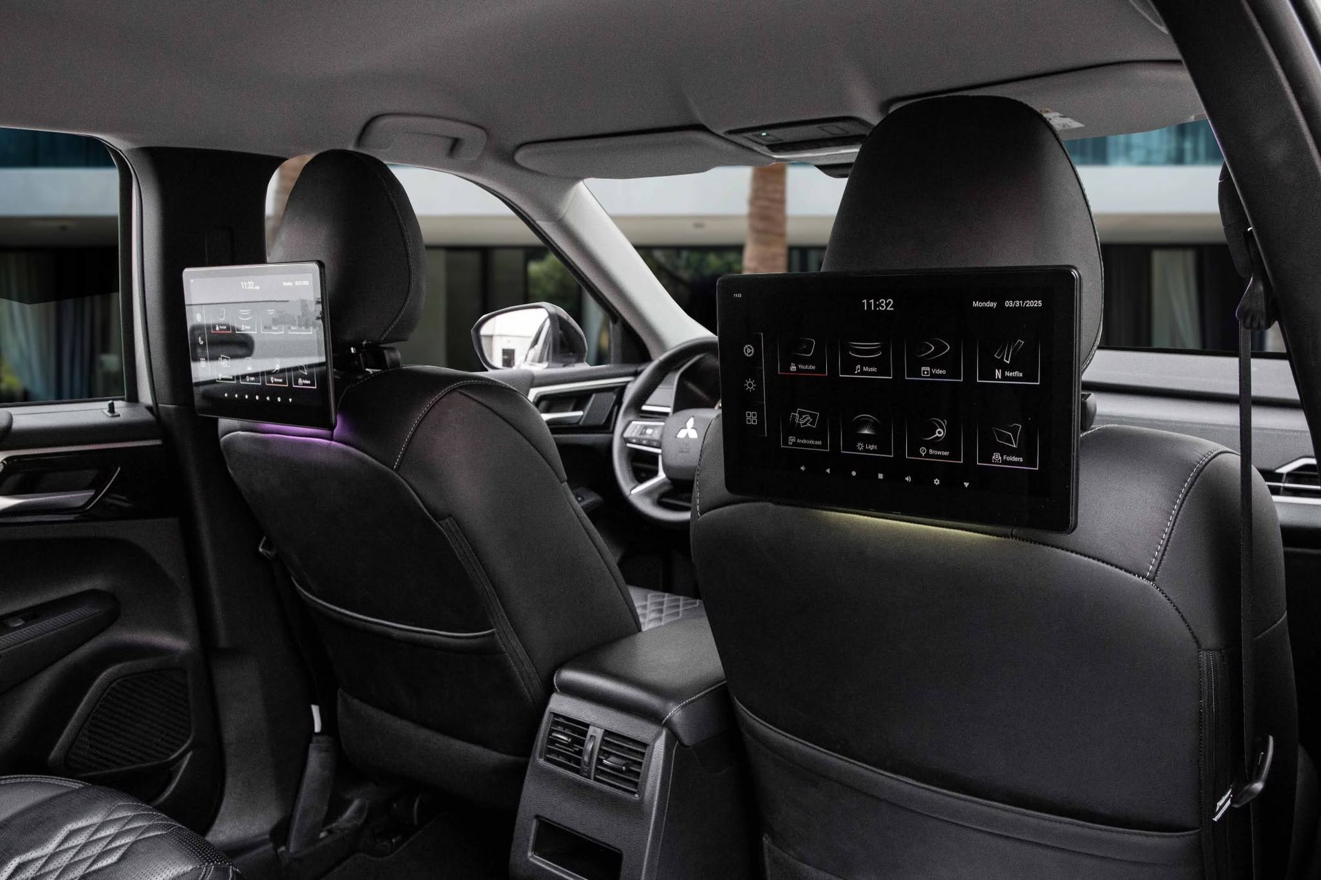 2025 Mitsubishi Outlander photo 3