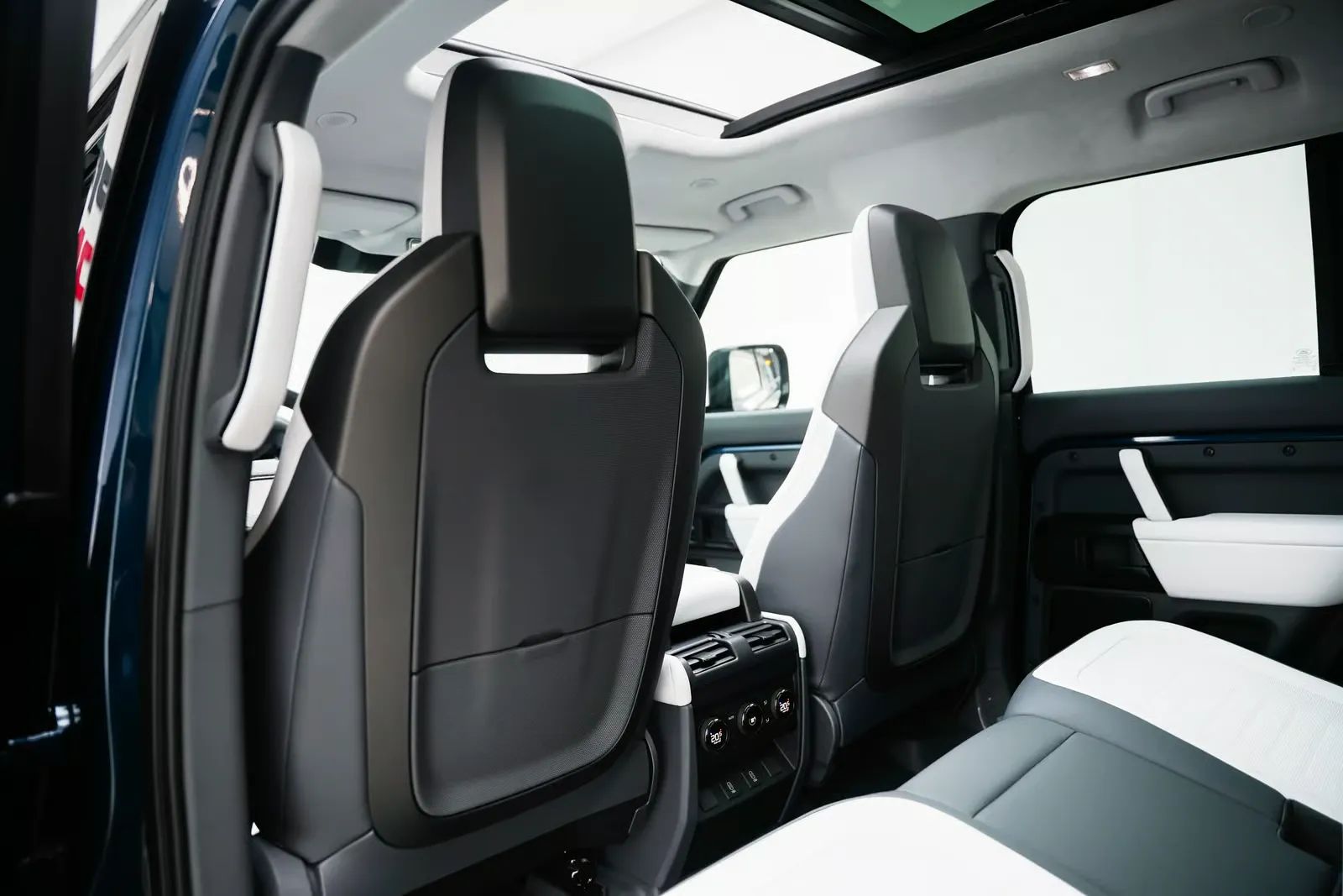 2026 Land Rover Defender photo 5