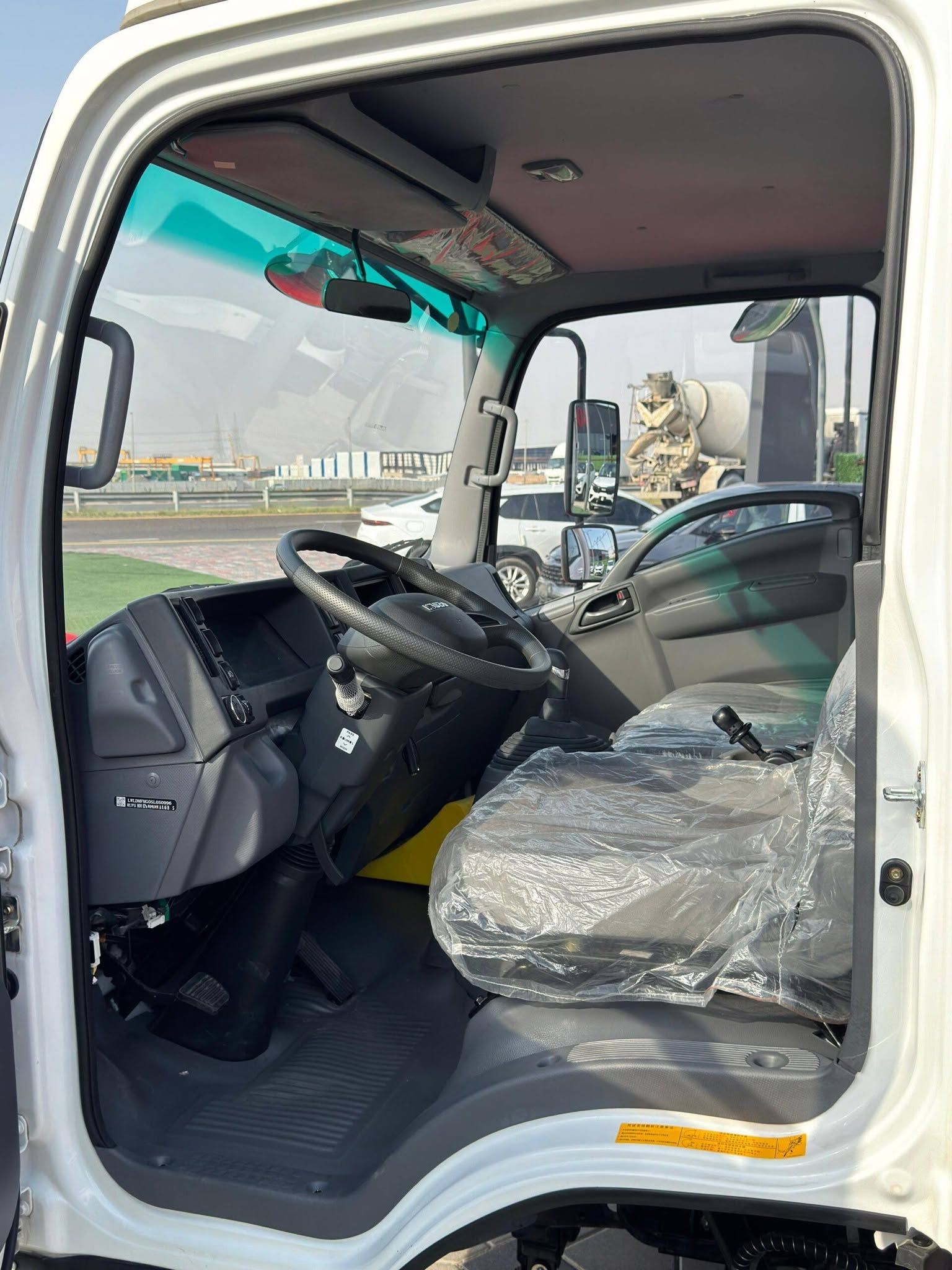 2025 Isuzu KV1000 photo 4