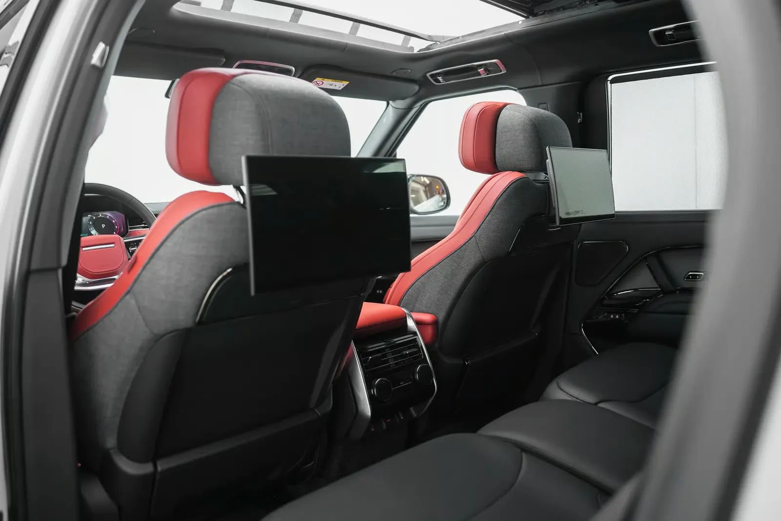 2026 Land Rover Range Rover SV photo 4