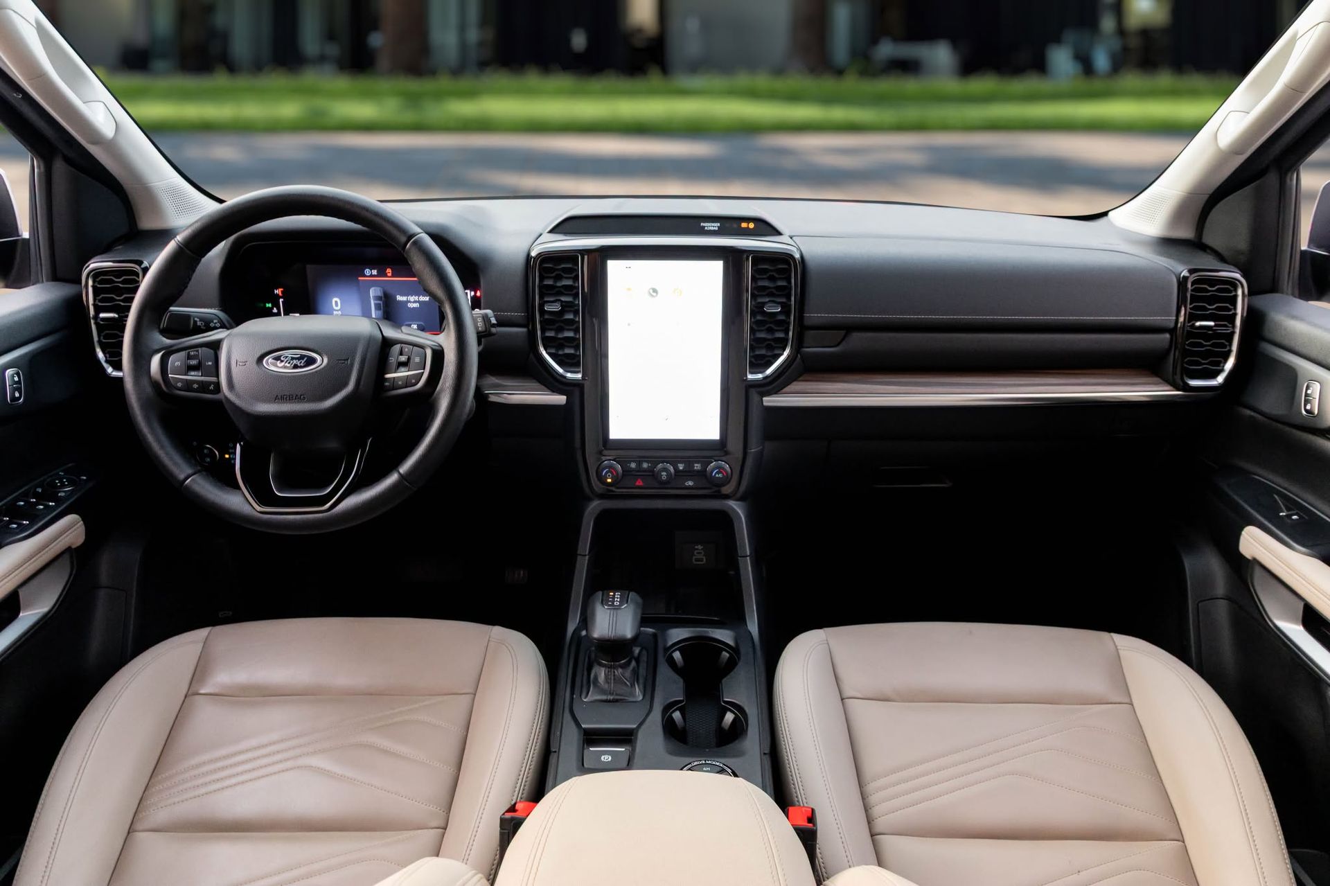 2024 Ford Everest photo 3
