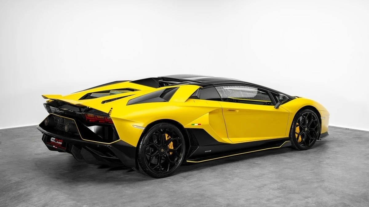 2022 Lamborghini Aventador photo 3