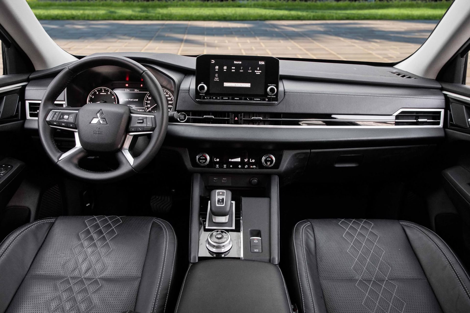 2025 Mitsubishi Outlander photo 2