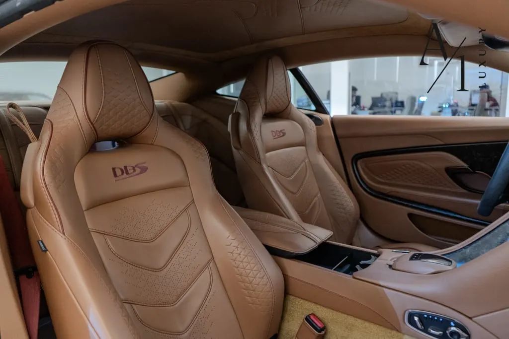 2019 Aston Martin DBS photo 4