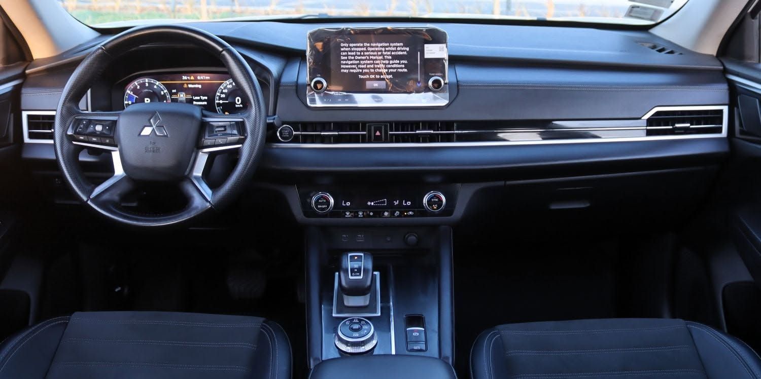 2025 Mitsubishi Outlander photo 2