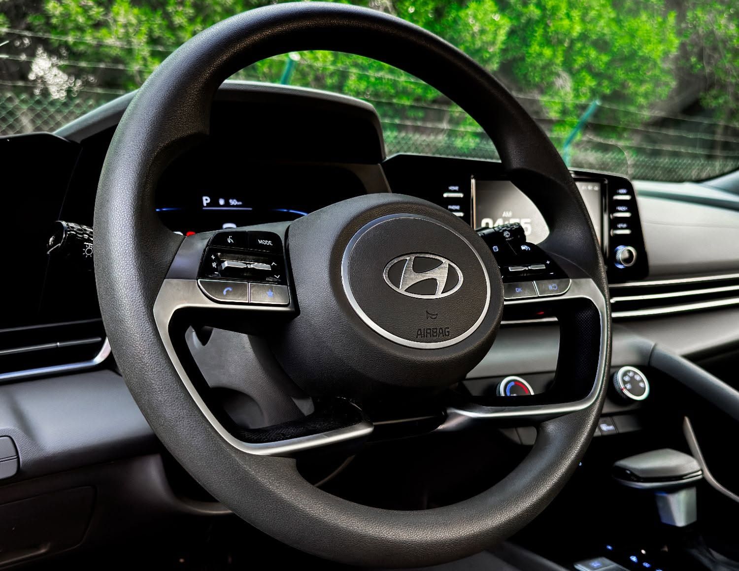 2025 Hyundai Staria photo 4