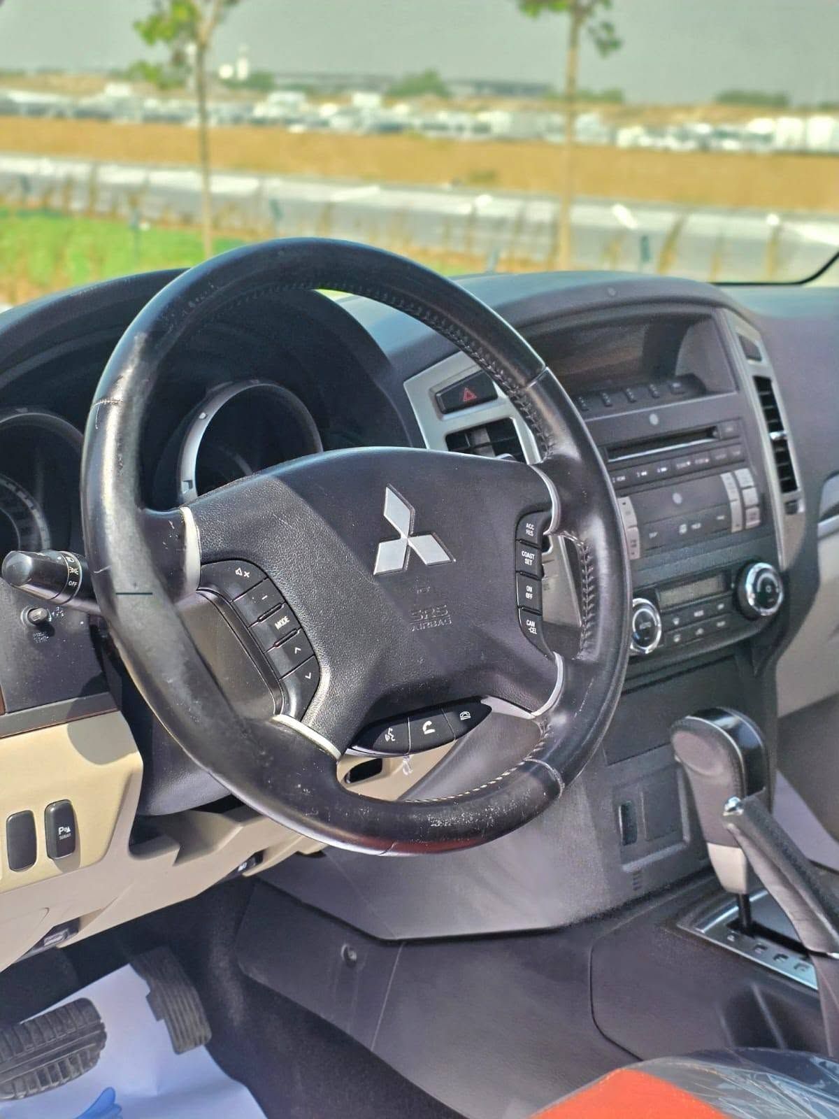 2015 Mitsubishi Pajero photo 3