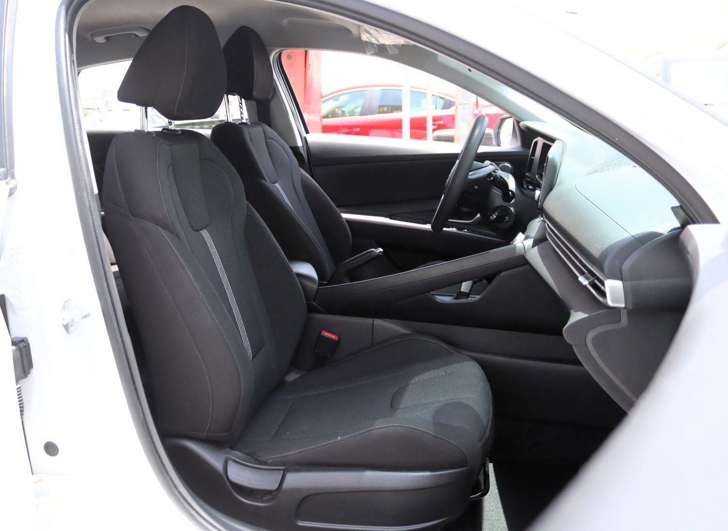 2024 Hyundai Elantra photo 2