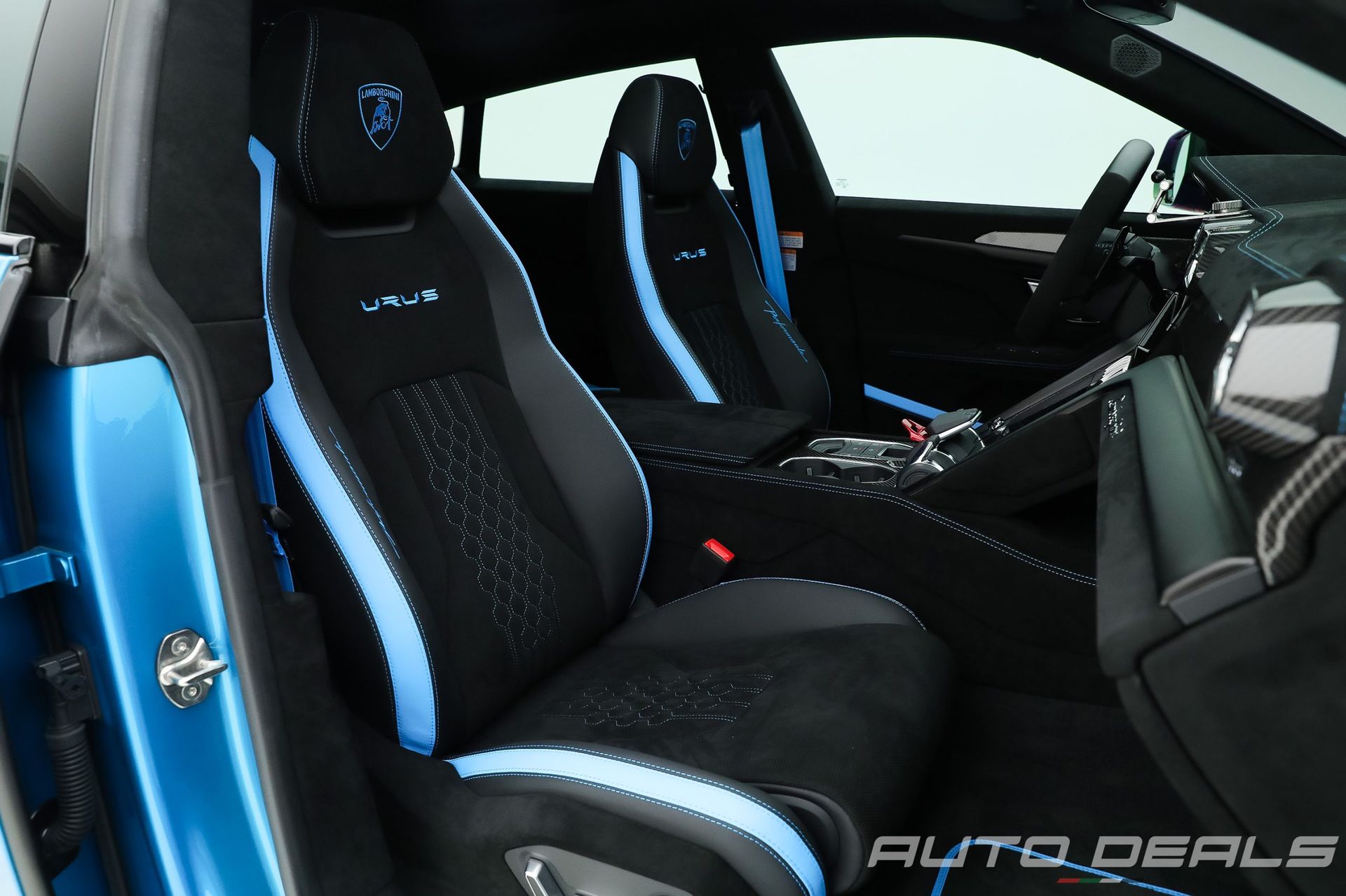 2024 Lamborghini Urus photo 3