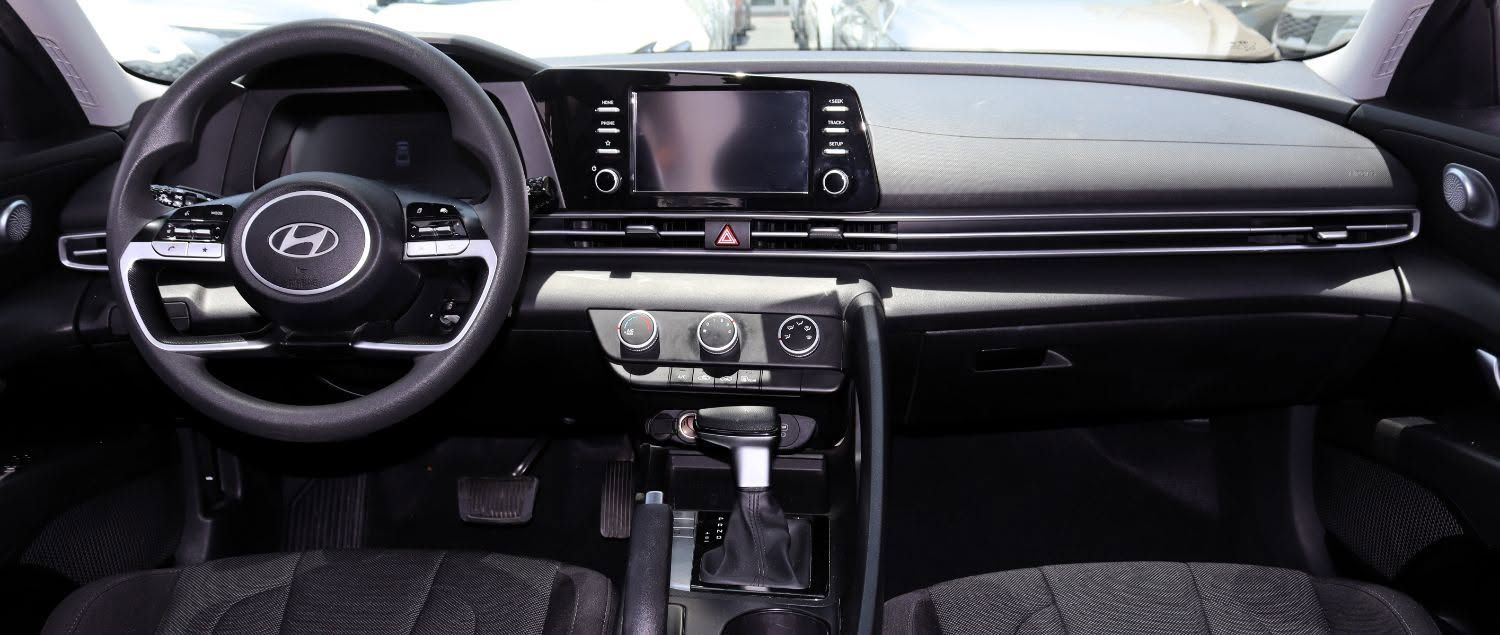 2024 Hyundai Elantra photo 3