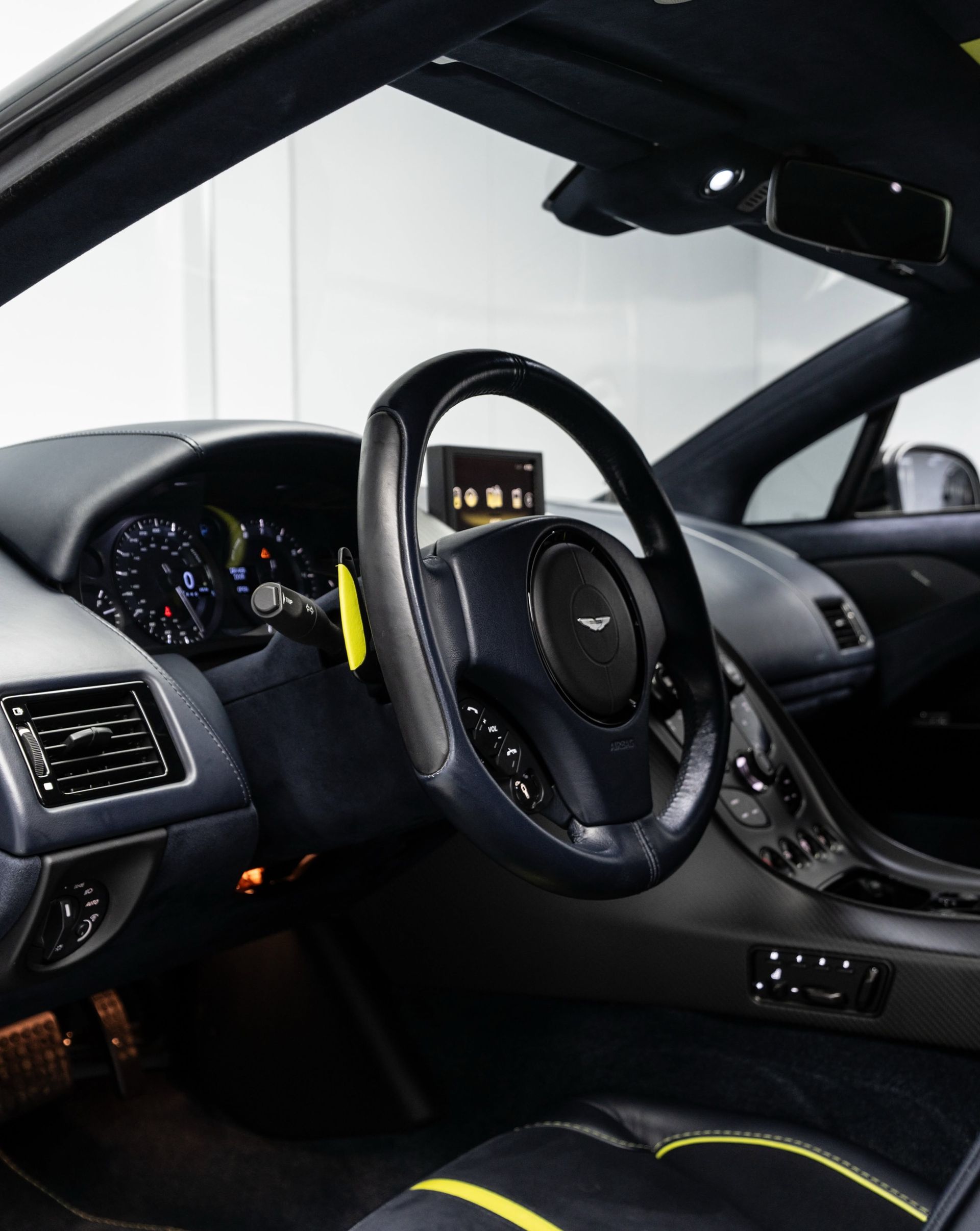 2019 Aston Martin Rapide photo 2