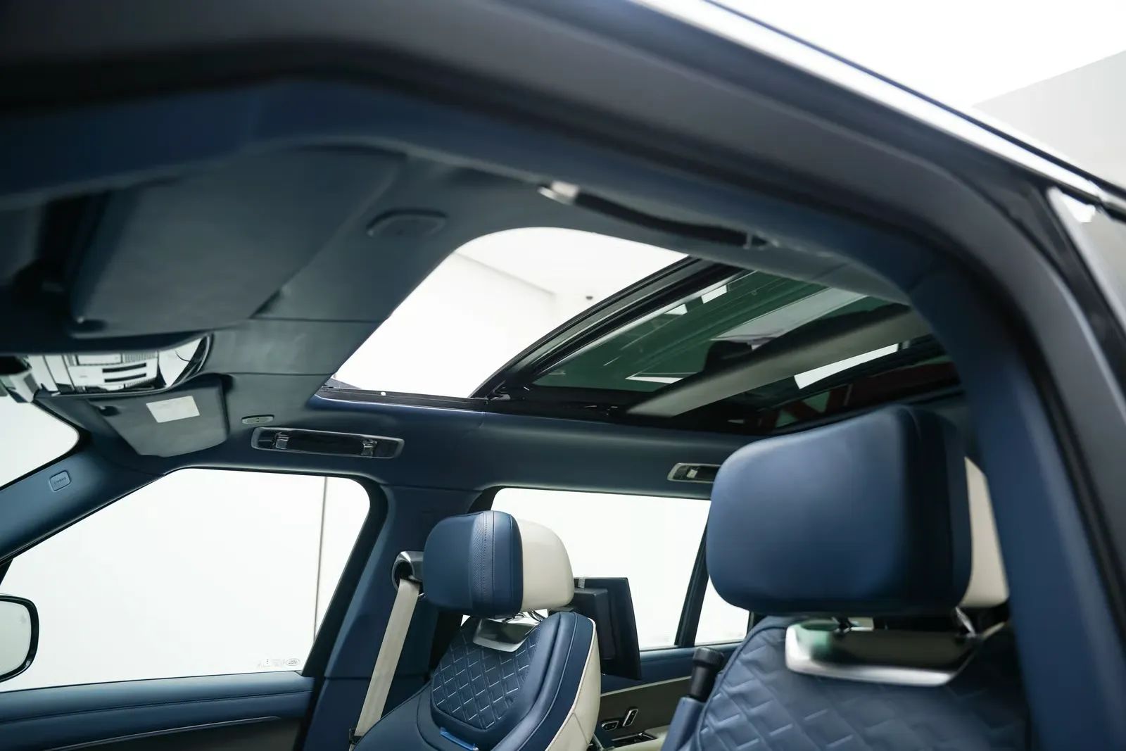 2026 Land Rover Range Rover SV photo 5