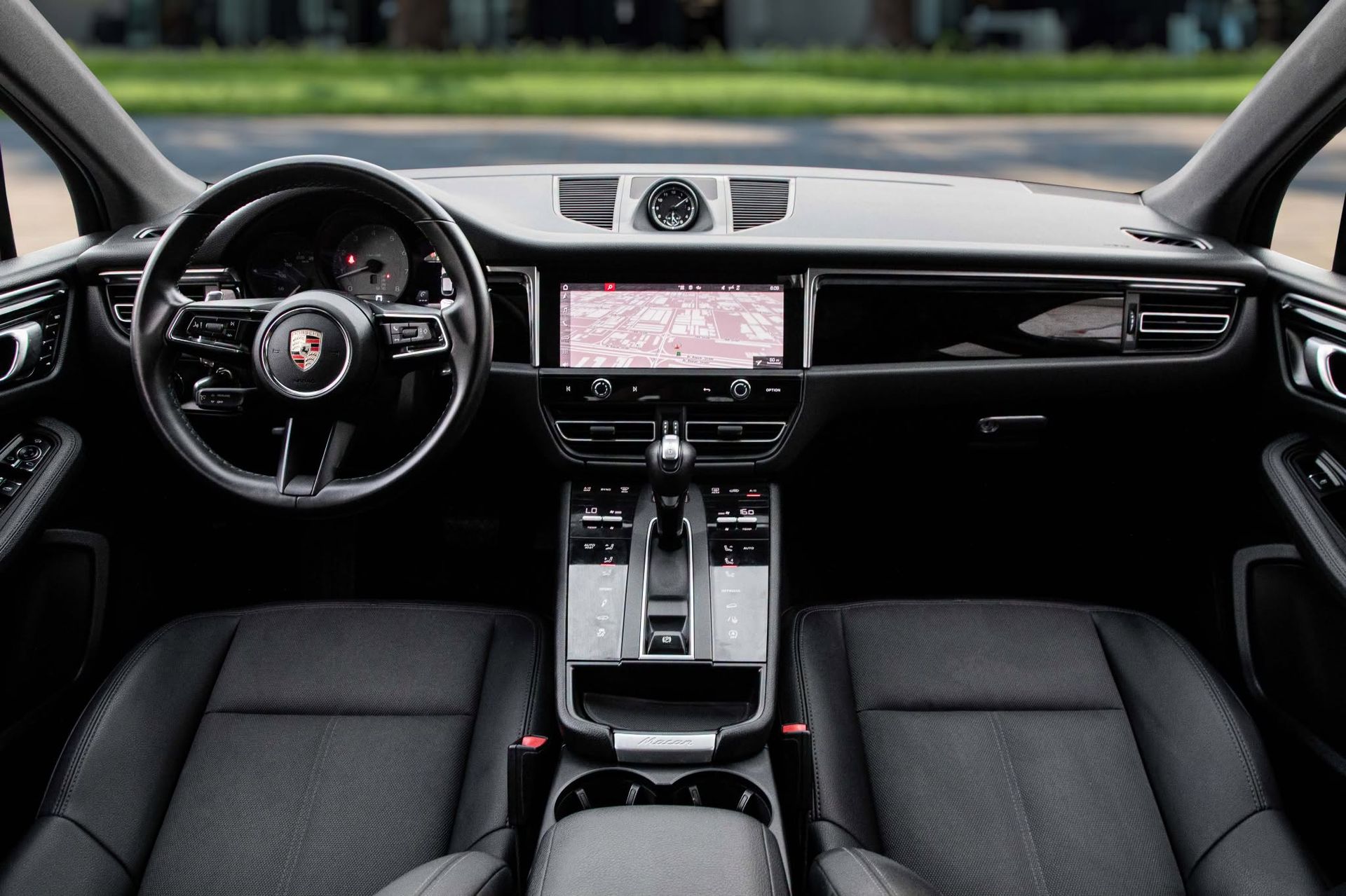 2024 Porsche Macan photo 2