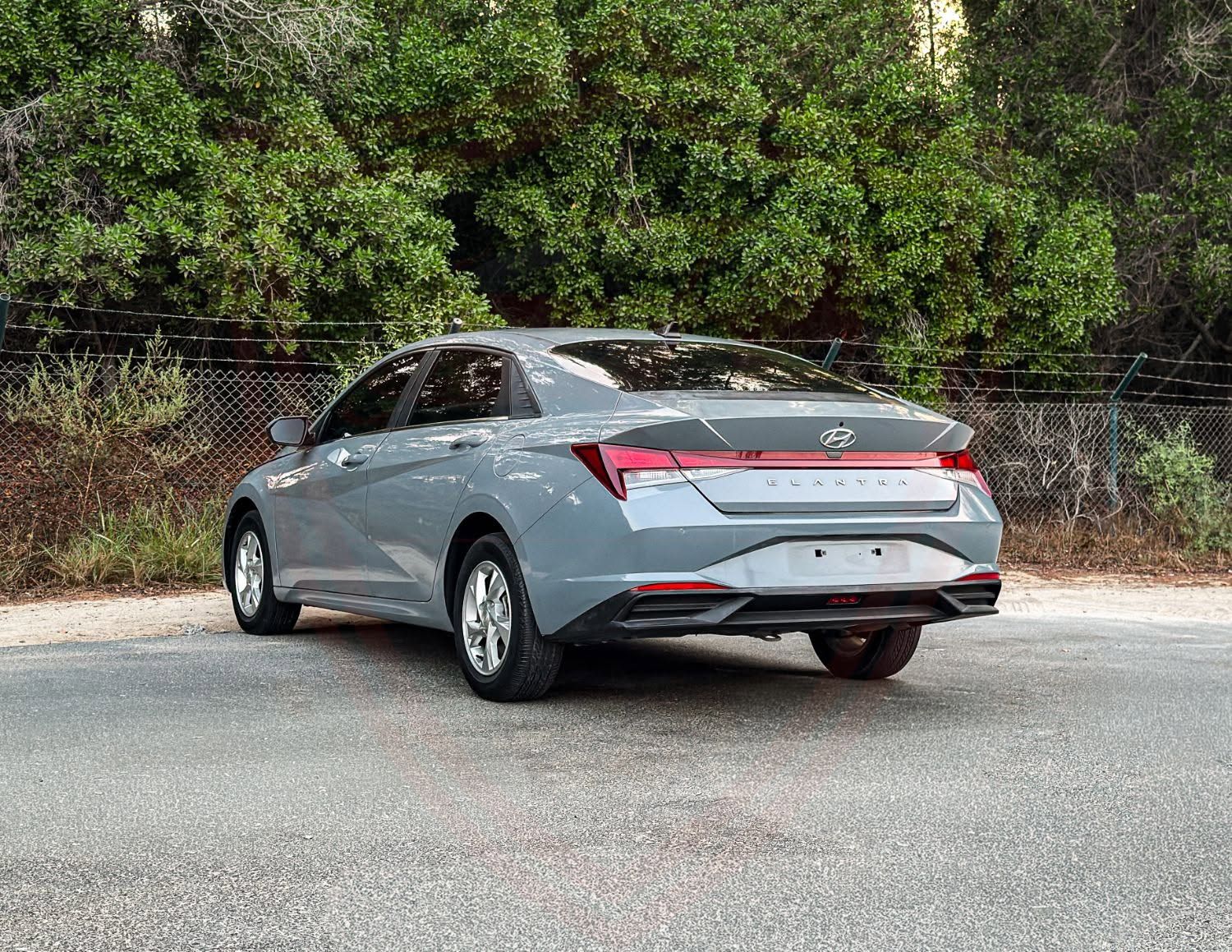 2023 Hyundai Elantra photo 3