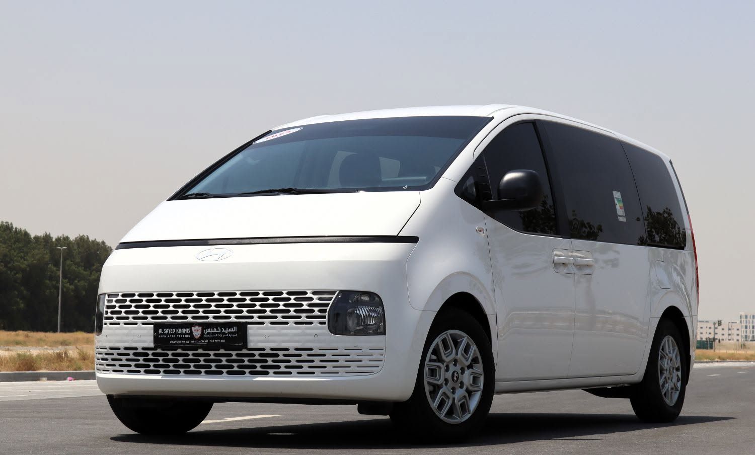 2025 Hyundai Staria photo 2