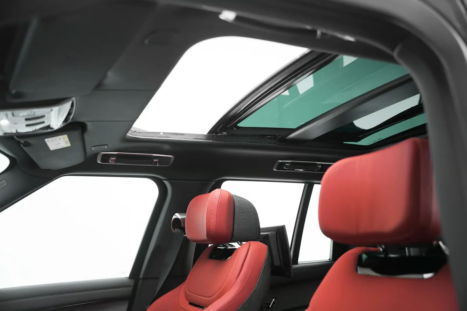 2026 Land Rover Range Rover SV photo 5