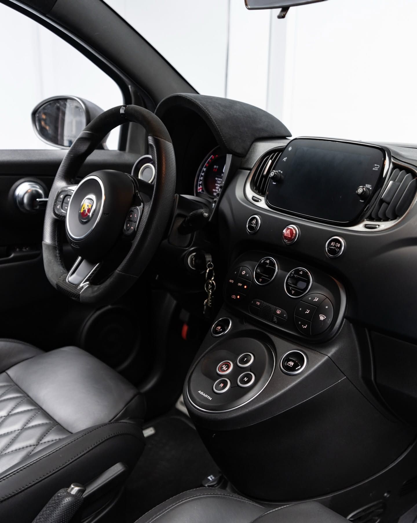 2024 Abarth 695 photo 2