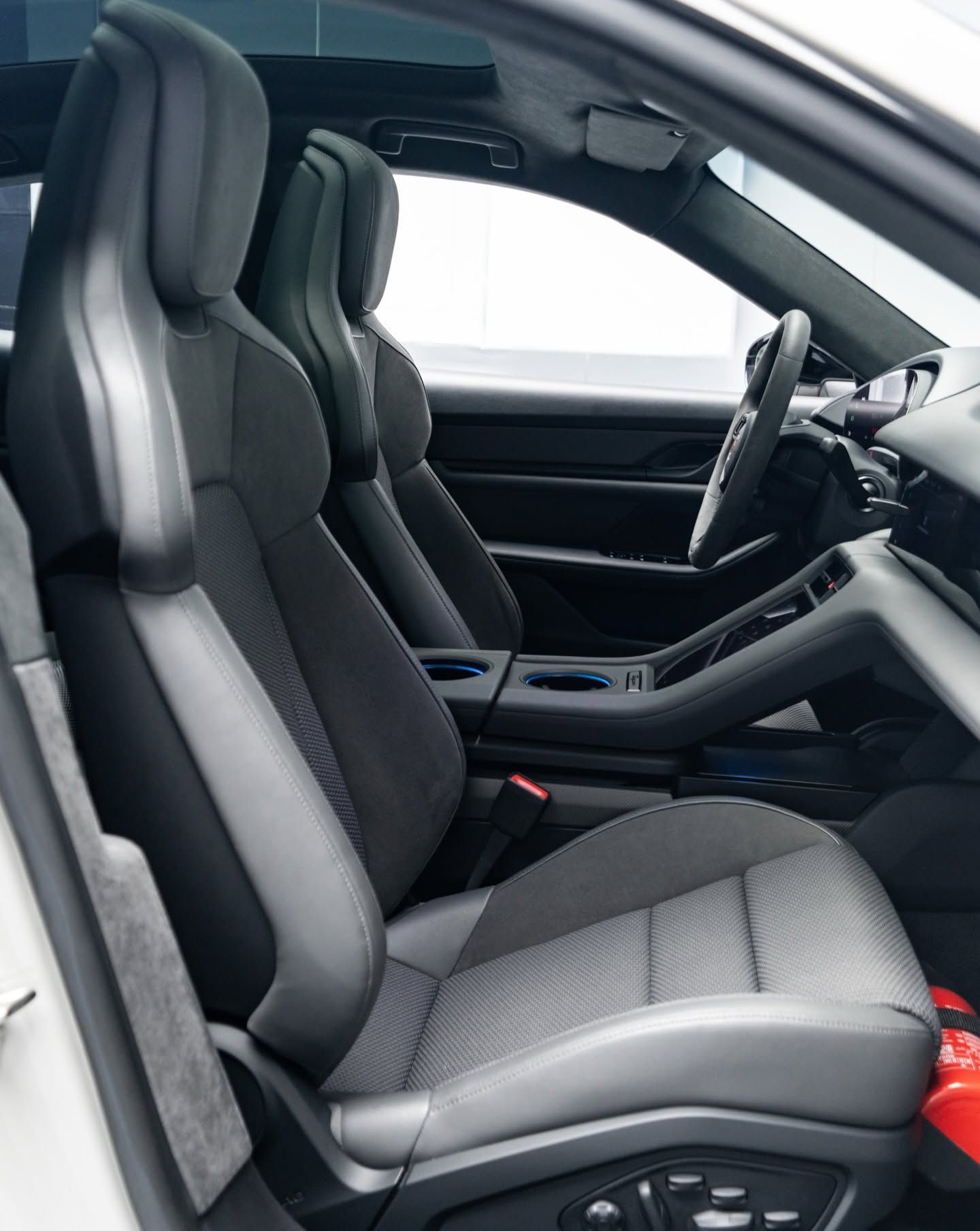 2024 Porsche Taycan photo 4