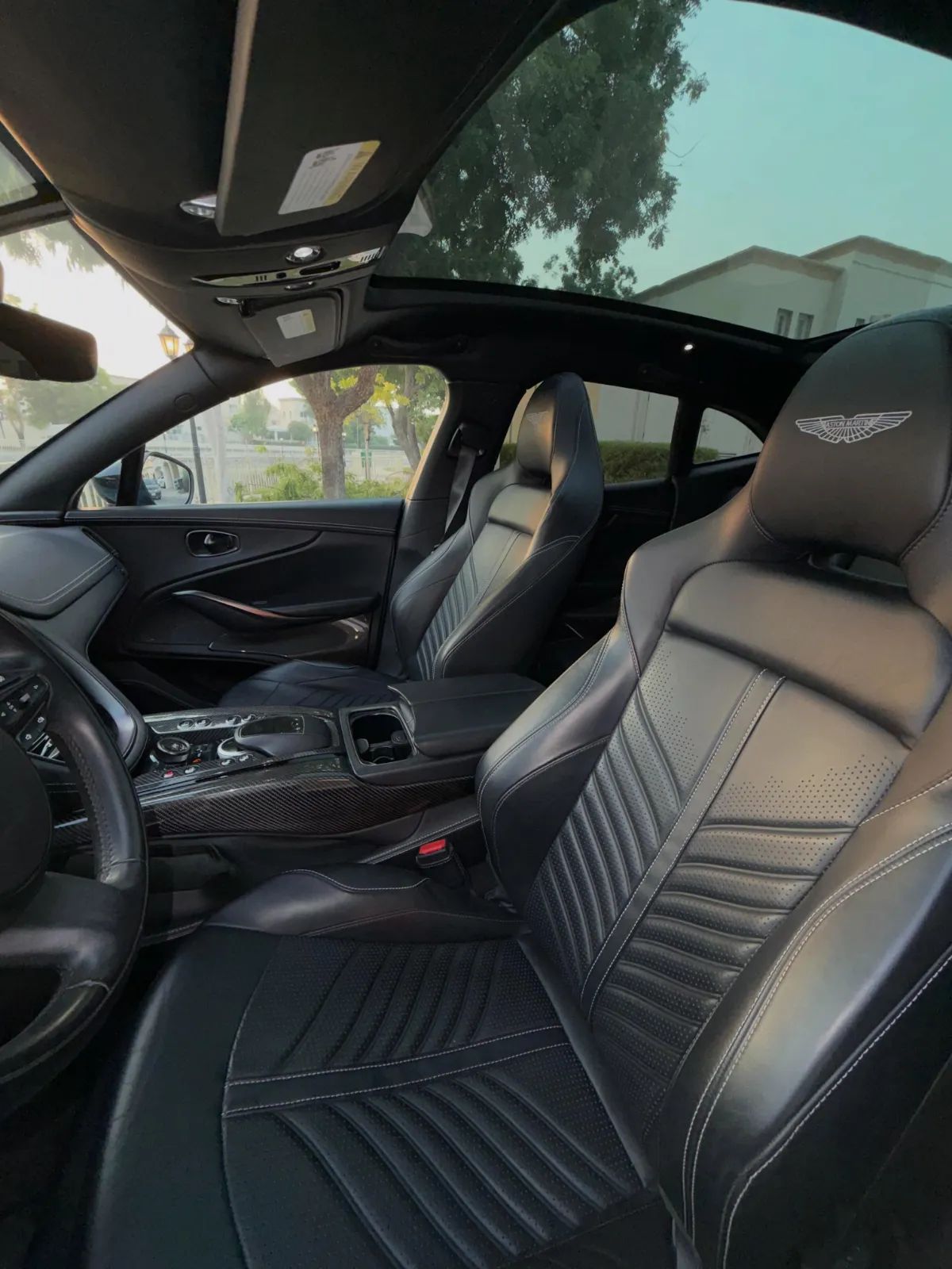 2024 Aston Martin DBX photo 2
