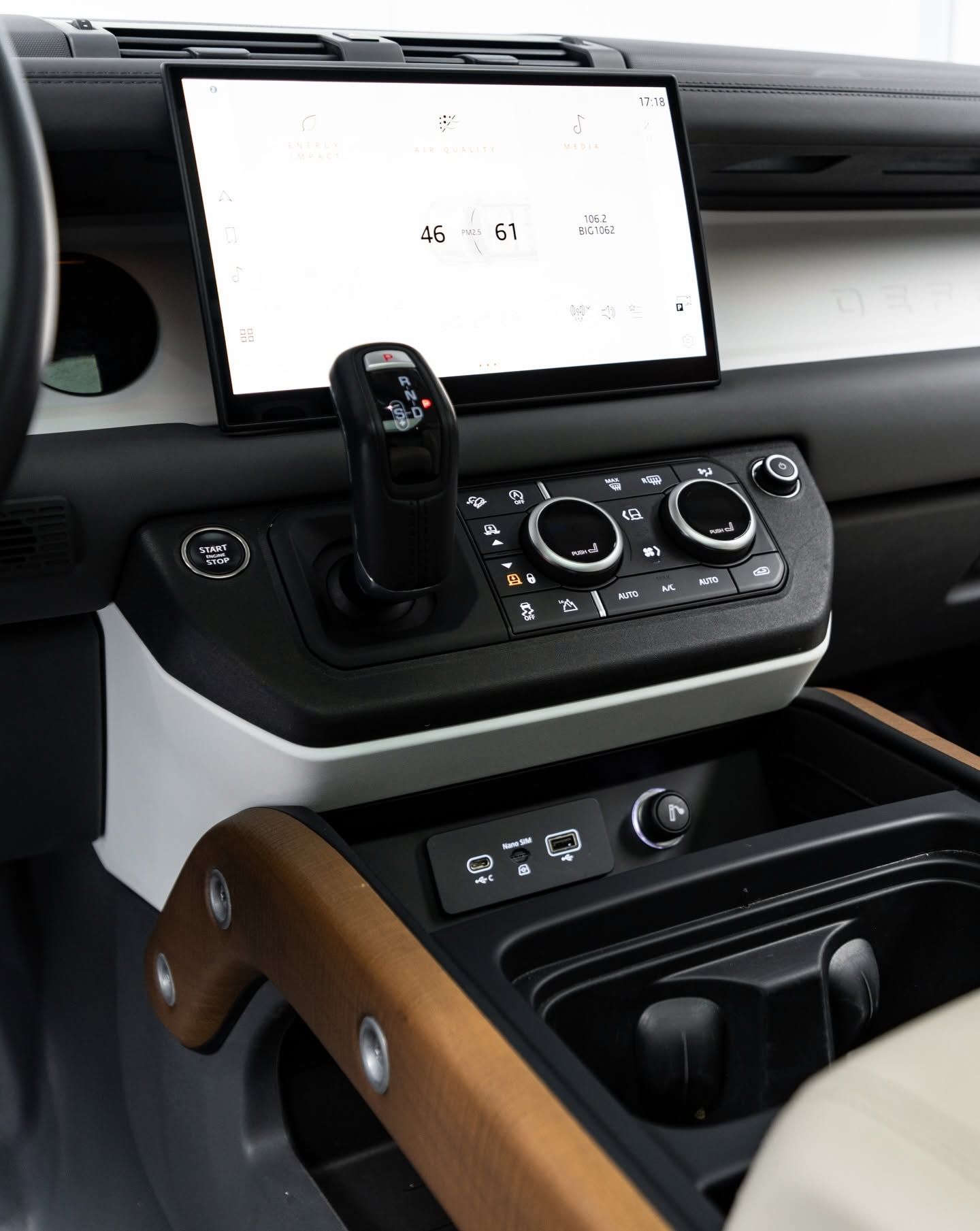 2023 Land Rover Defender photo 4