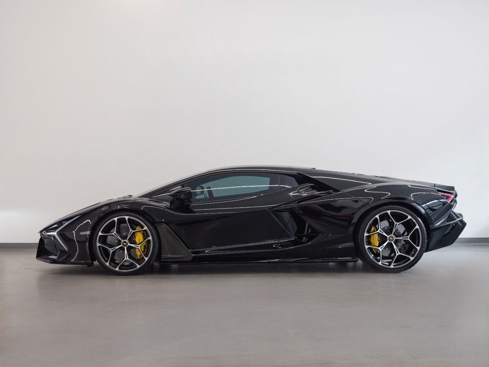 2024 Lamborghini Revuelto photo 4