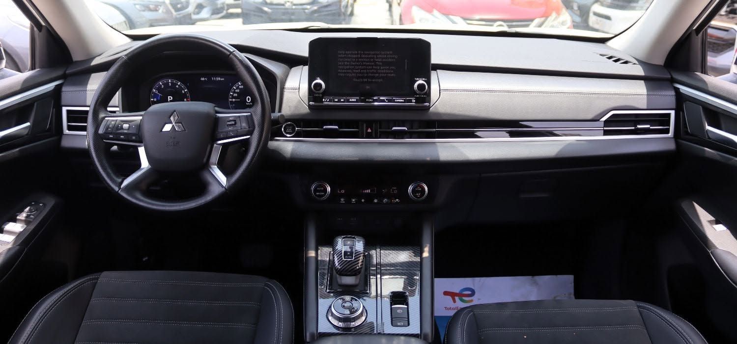 2025 Mitsubishi Outlander photo 4