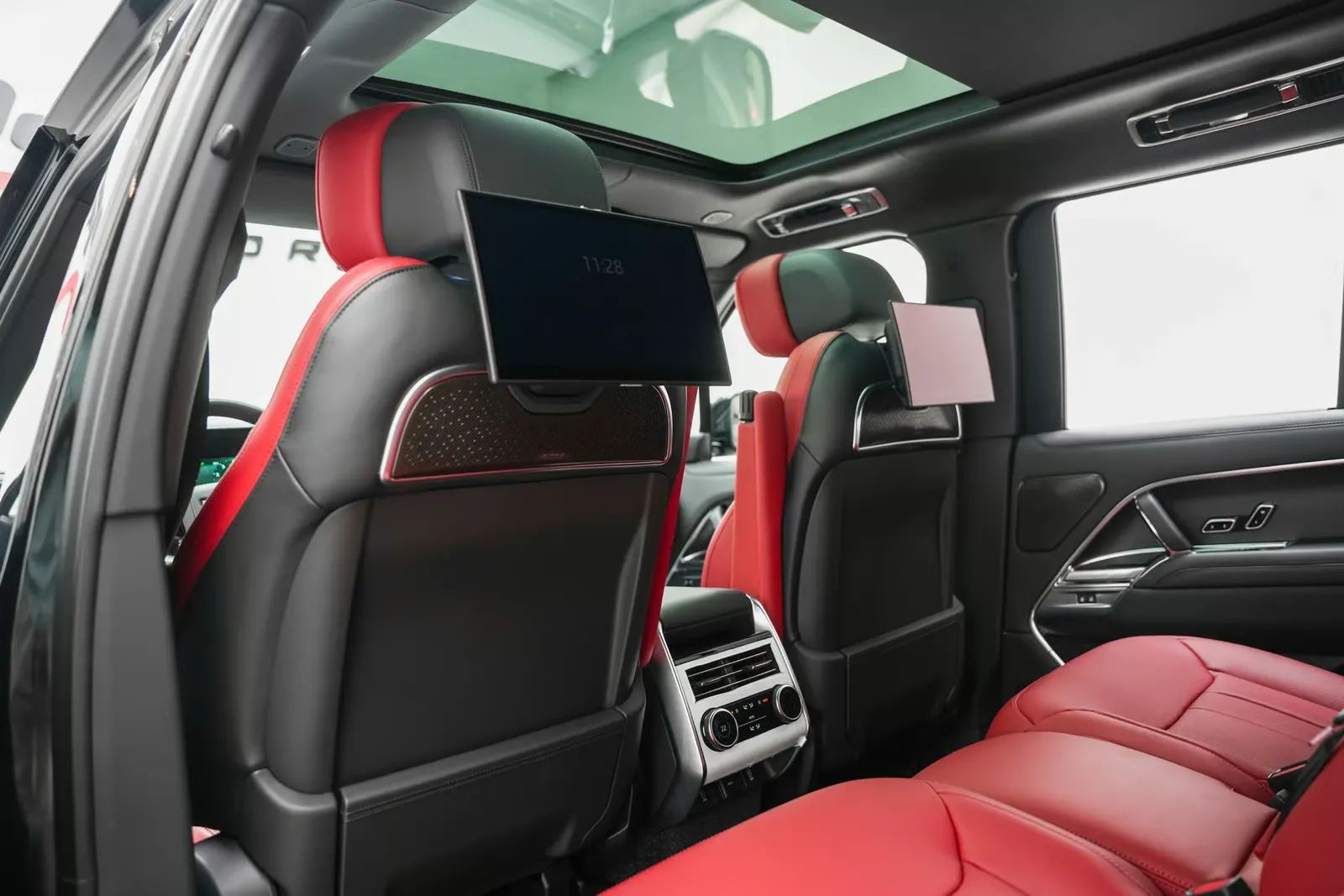 2026 Land Rover Range Rover Autobiography photo 3