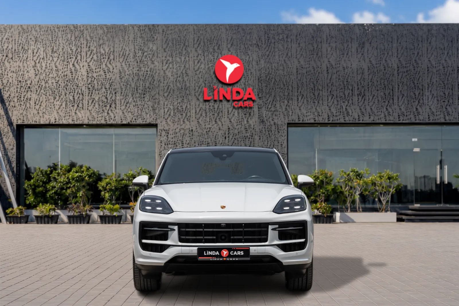 2024 Porsche Cayenne photo 2