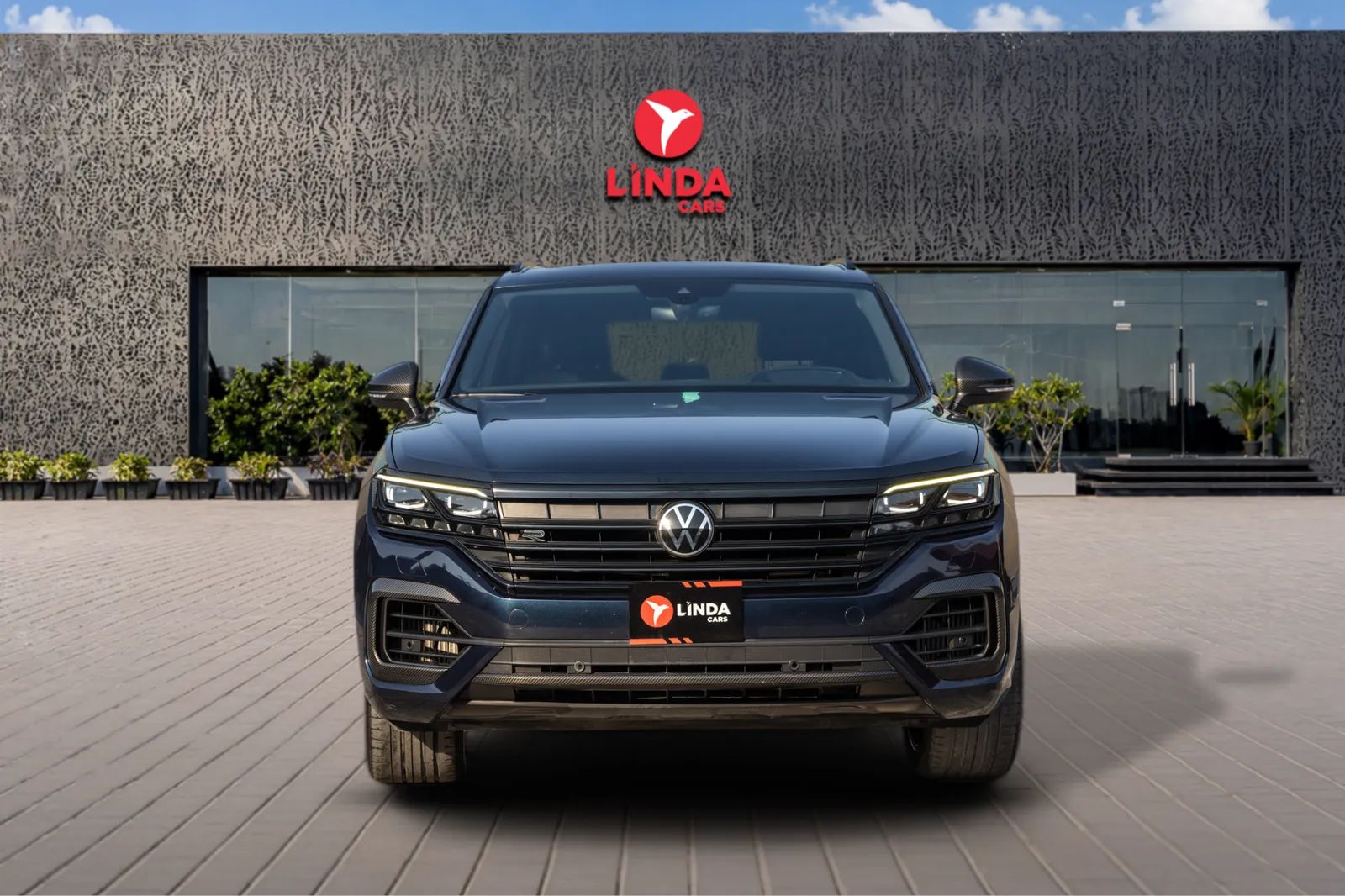 2023 Volkswagen Touareg photo 2
