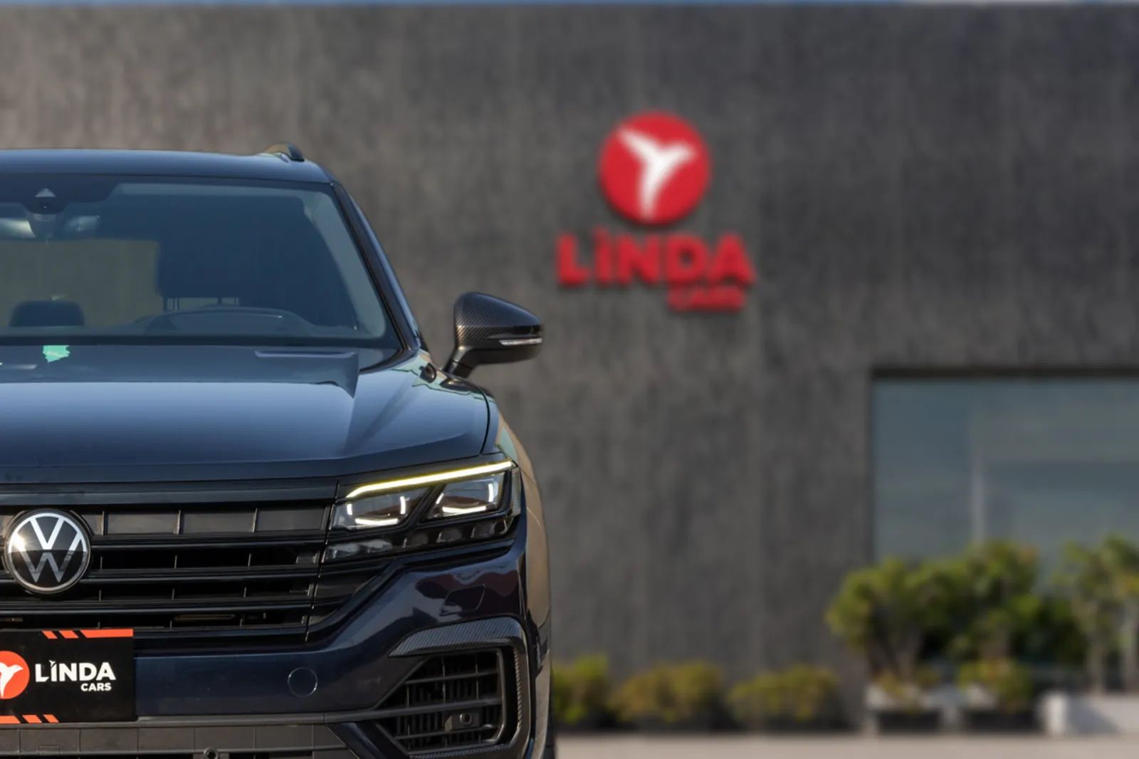 2023 Volkswagen Touareg photo 3