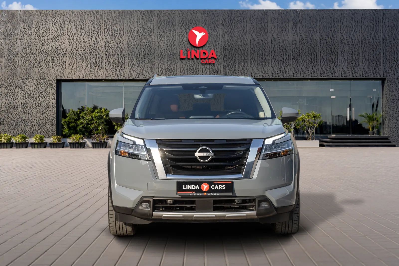 2022 Nissan Pathfinder photo 2