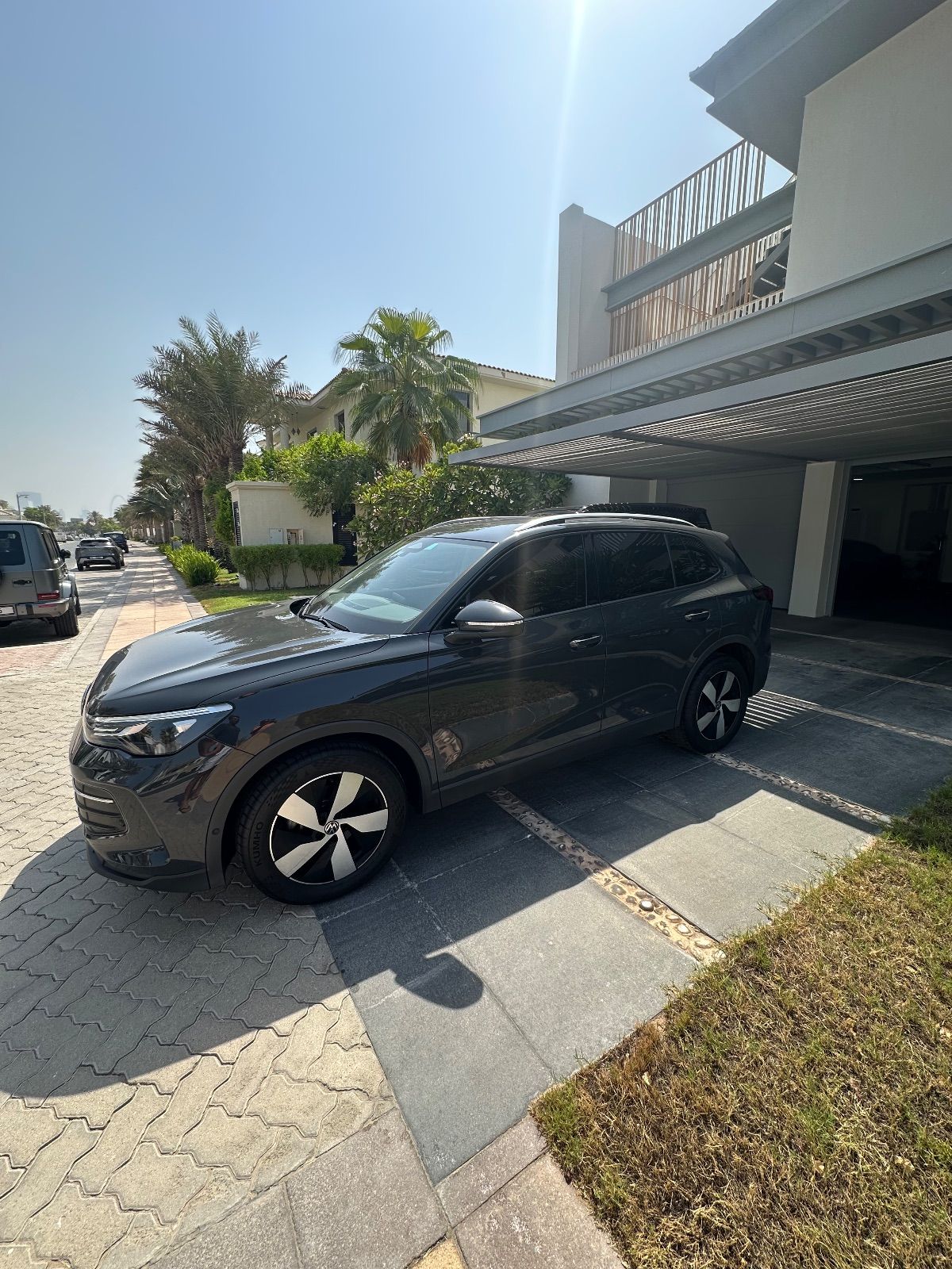 2025 Volkswagen Tiguan photo 2