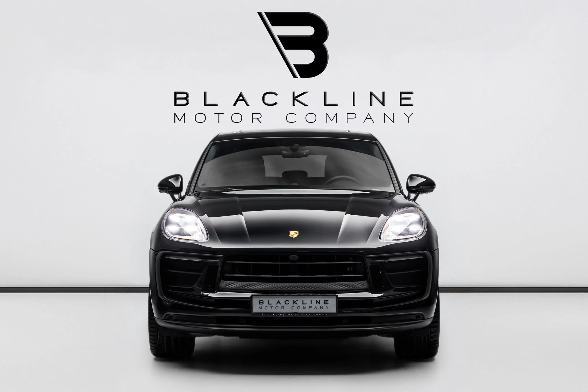 2025 Porsche Macan photo 2