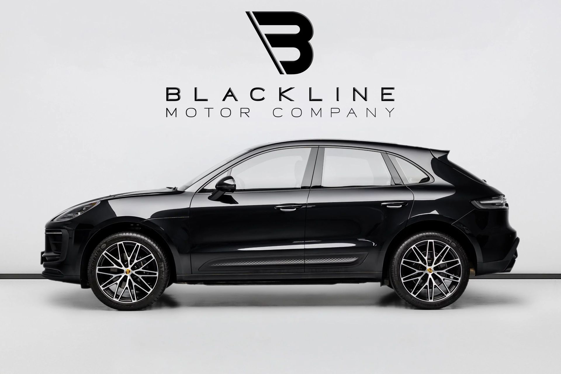 2025 Porsche Macan photo 3