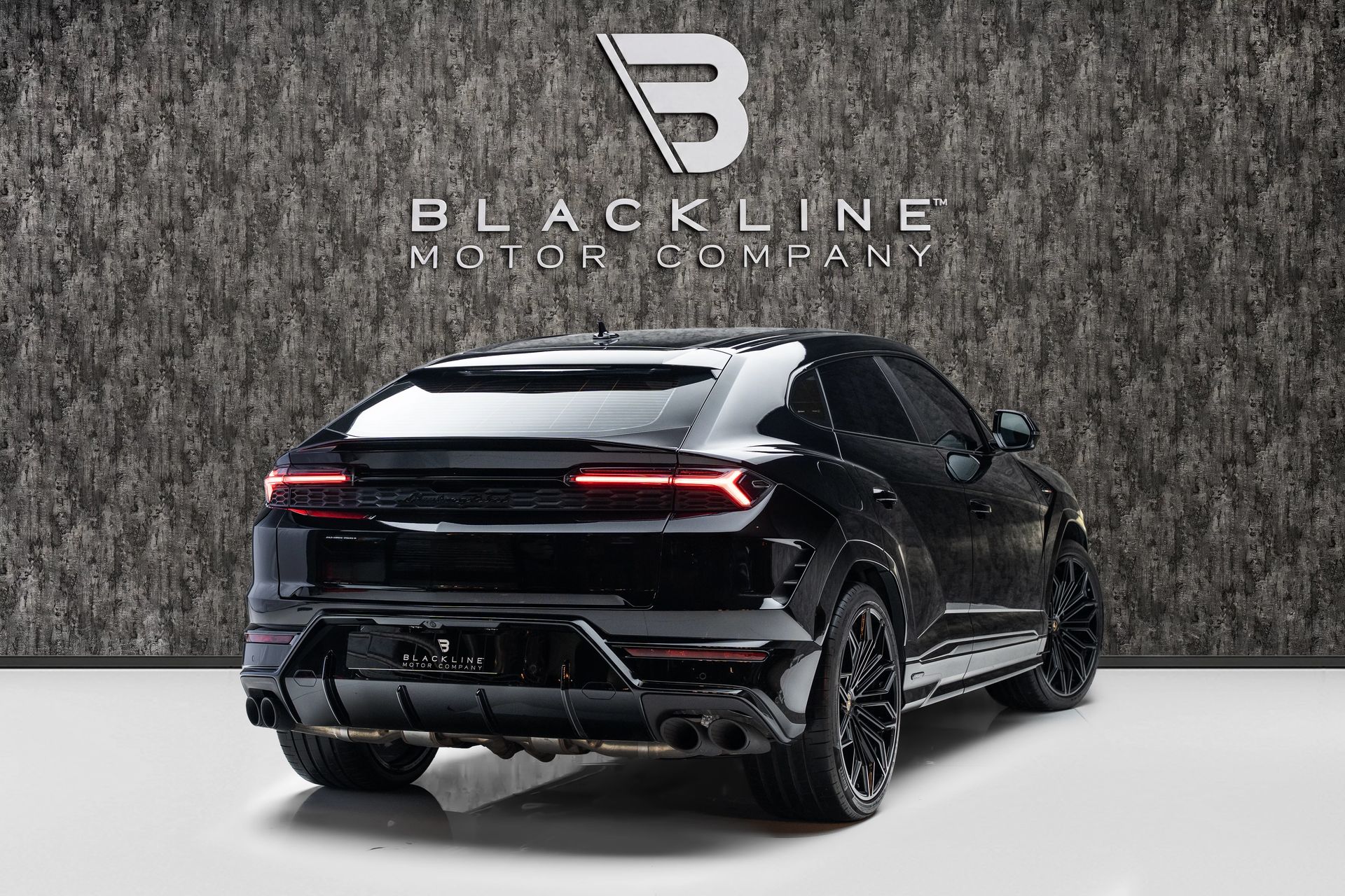 2025 Lamborghini Urus photo 3