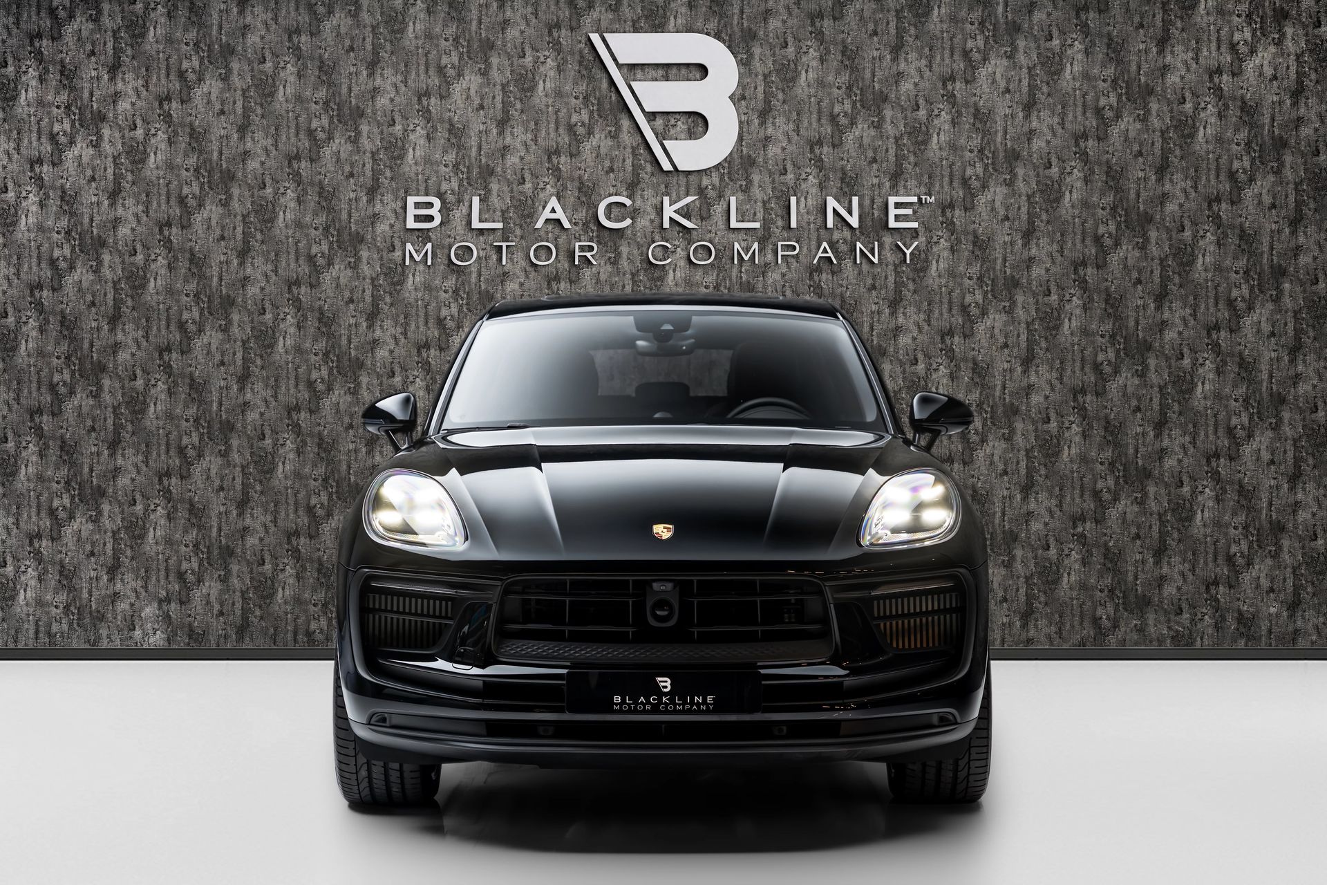2024 Porsche Macan photo 2