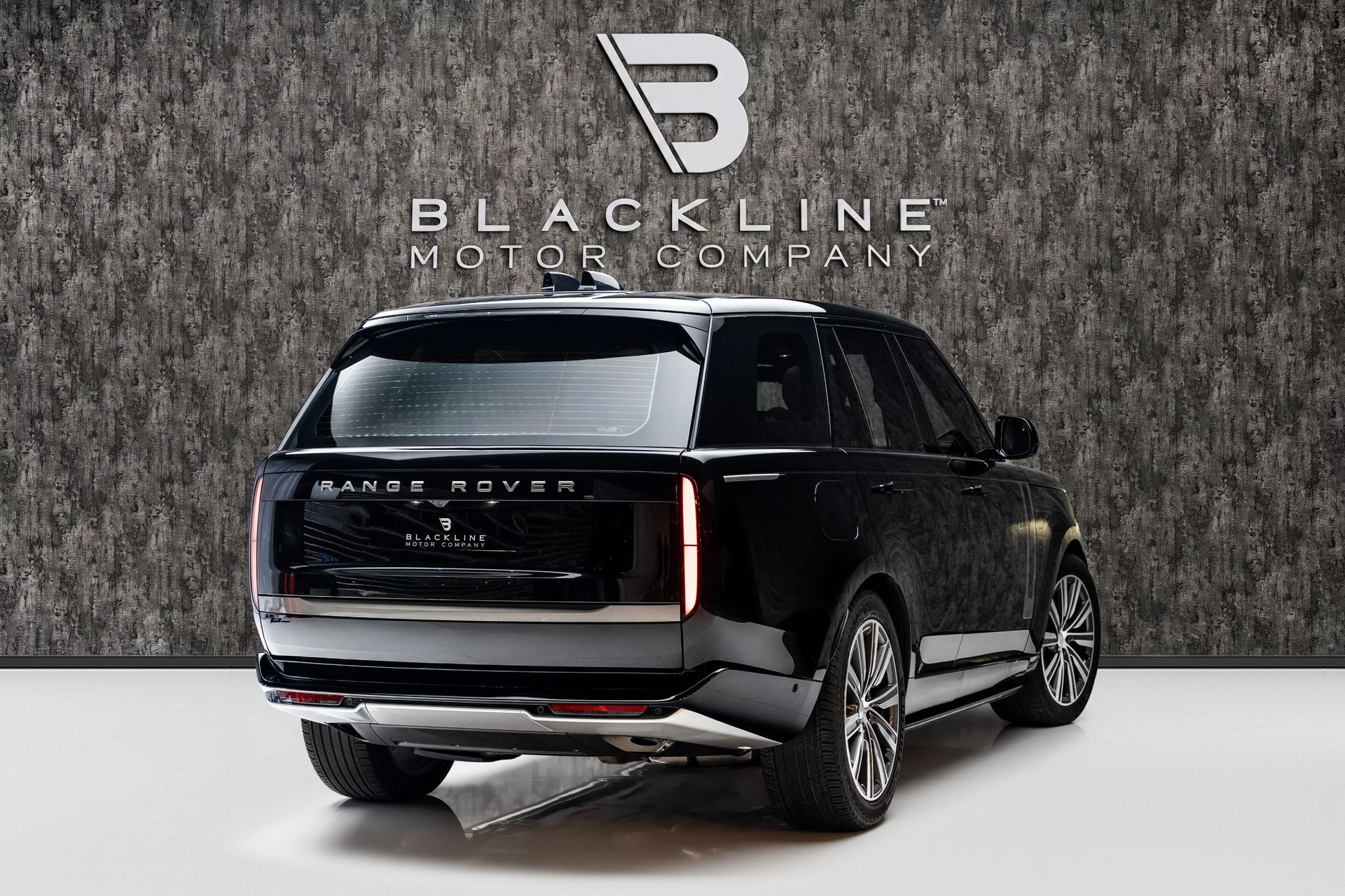 2024 Land Rover Range Rover SE photo 3