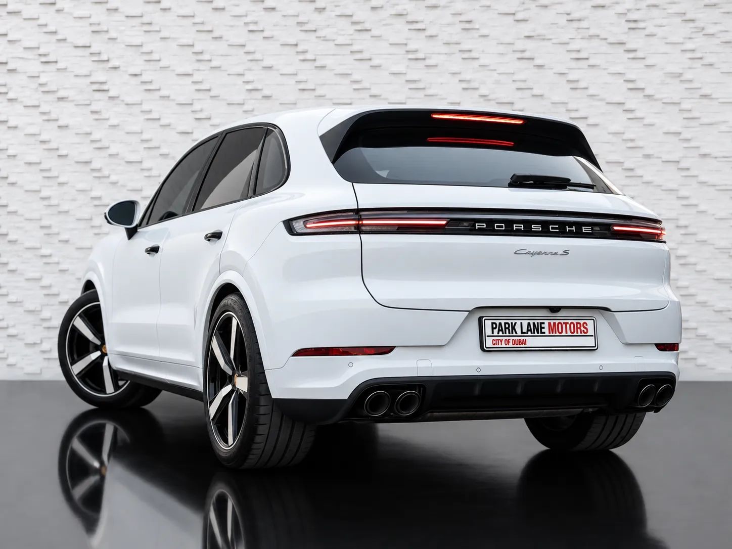 2024 Porsche Cayenne photo 2