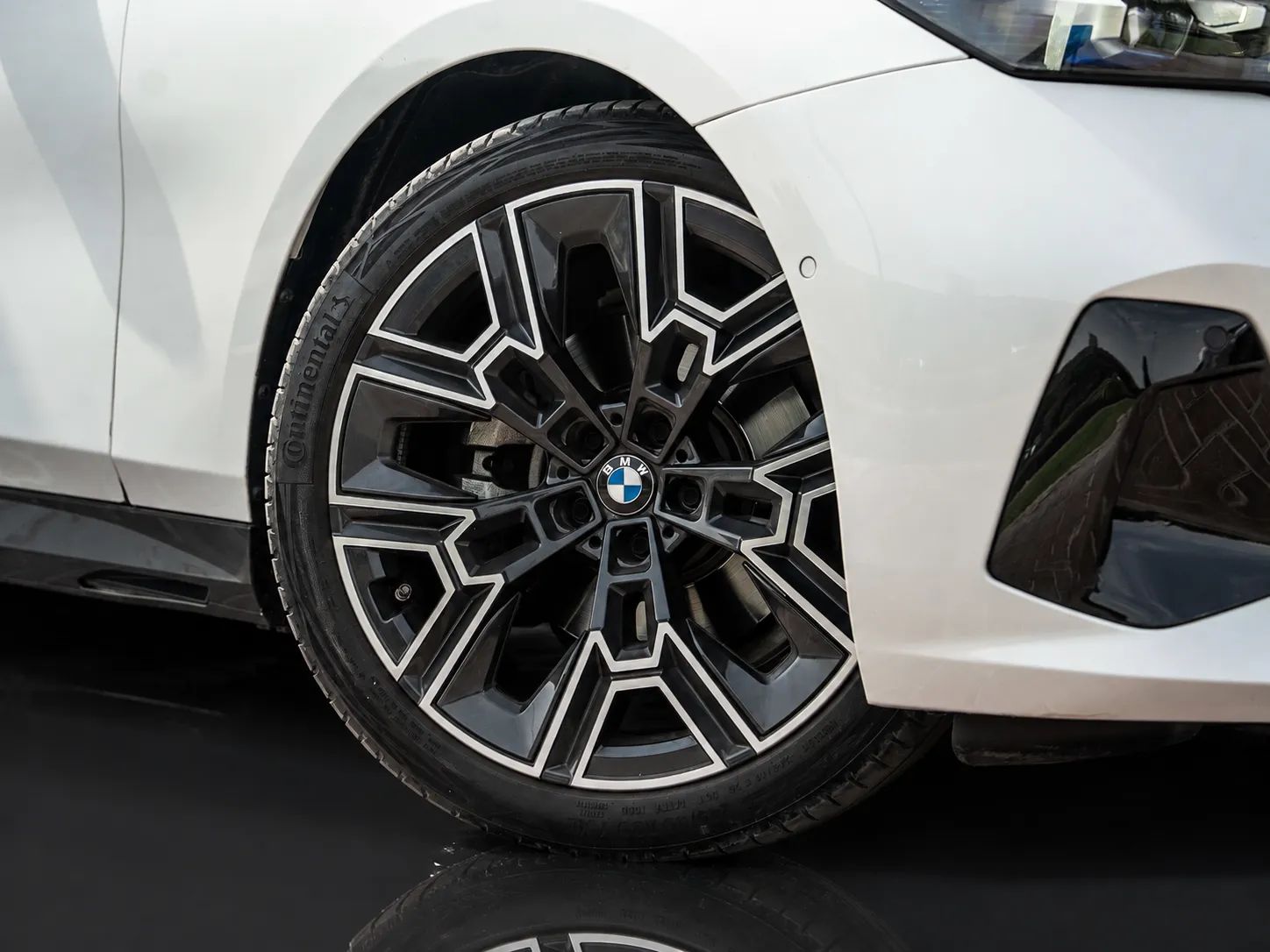 2024 BMW 5 Series photo 5
