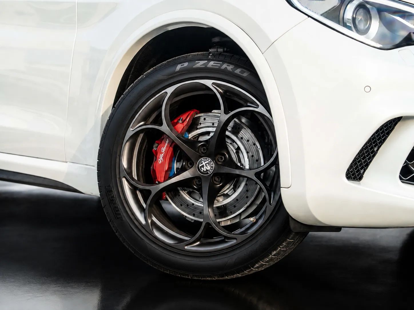2020 Alfa Romeo Stelvio photo 5