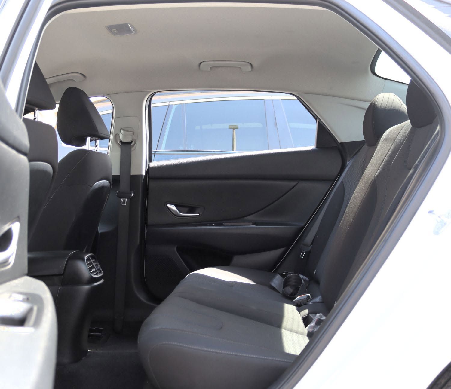 2023 Hyundai Elantra photo 5